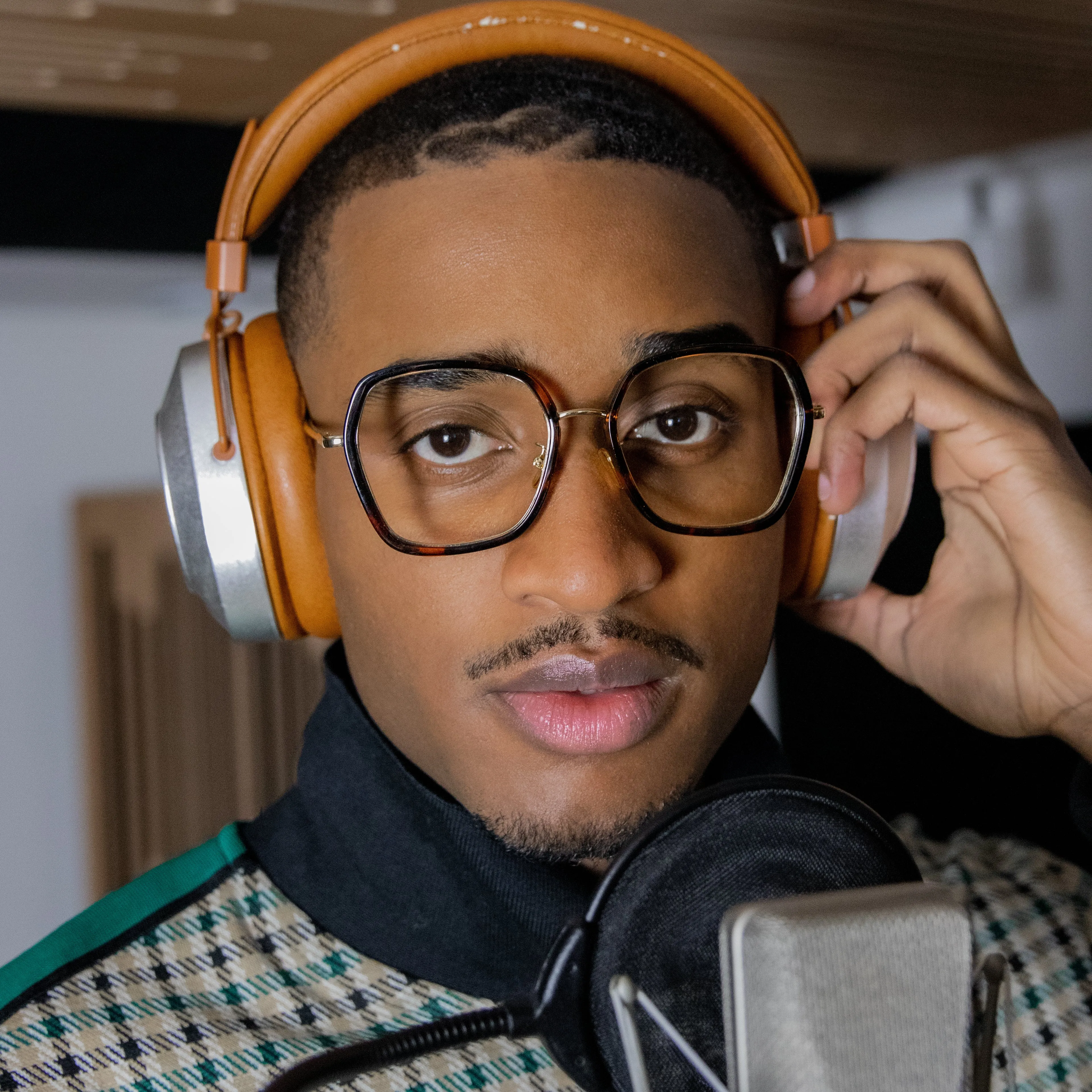 Michaela.S Brown / Havana - Blue Light sold by Le Petit Lunetier product image thumbnail 5