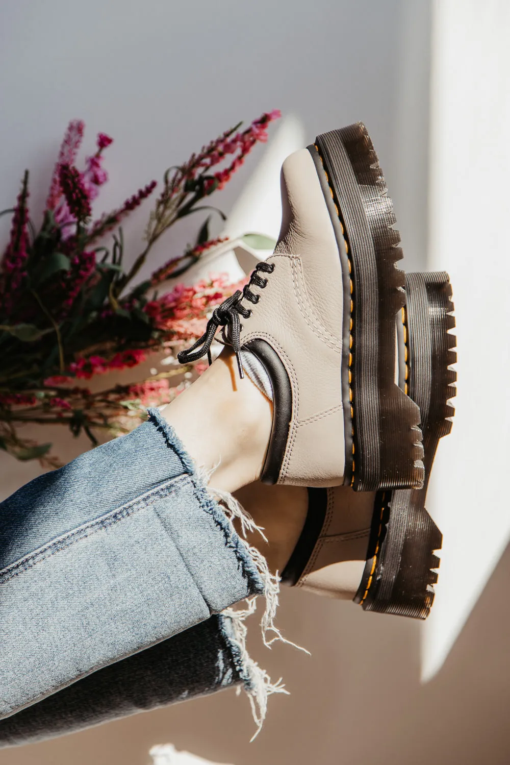 Dr.Martens 8053 QUAD 5ホールシューズ UK4【G】. 8053 Leather Platform Casual Shoes in Black | Dr. Martens