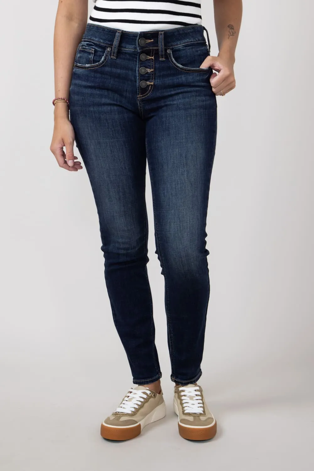 Silver Jeans Mid Rise Suki Skinny Jeans for Women | L93151CVS413 sold by Glik’s