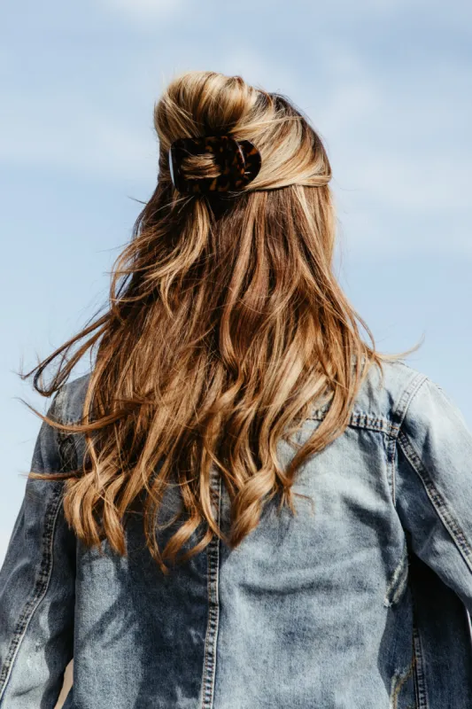 Teleties Medium Flat Round Hair Clip in Tortoise | TT-FCM01-001 sold by Glik’s