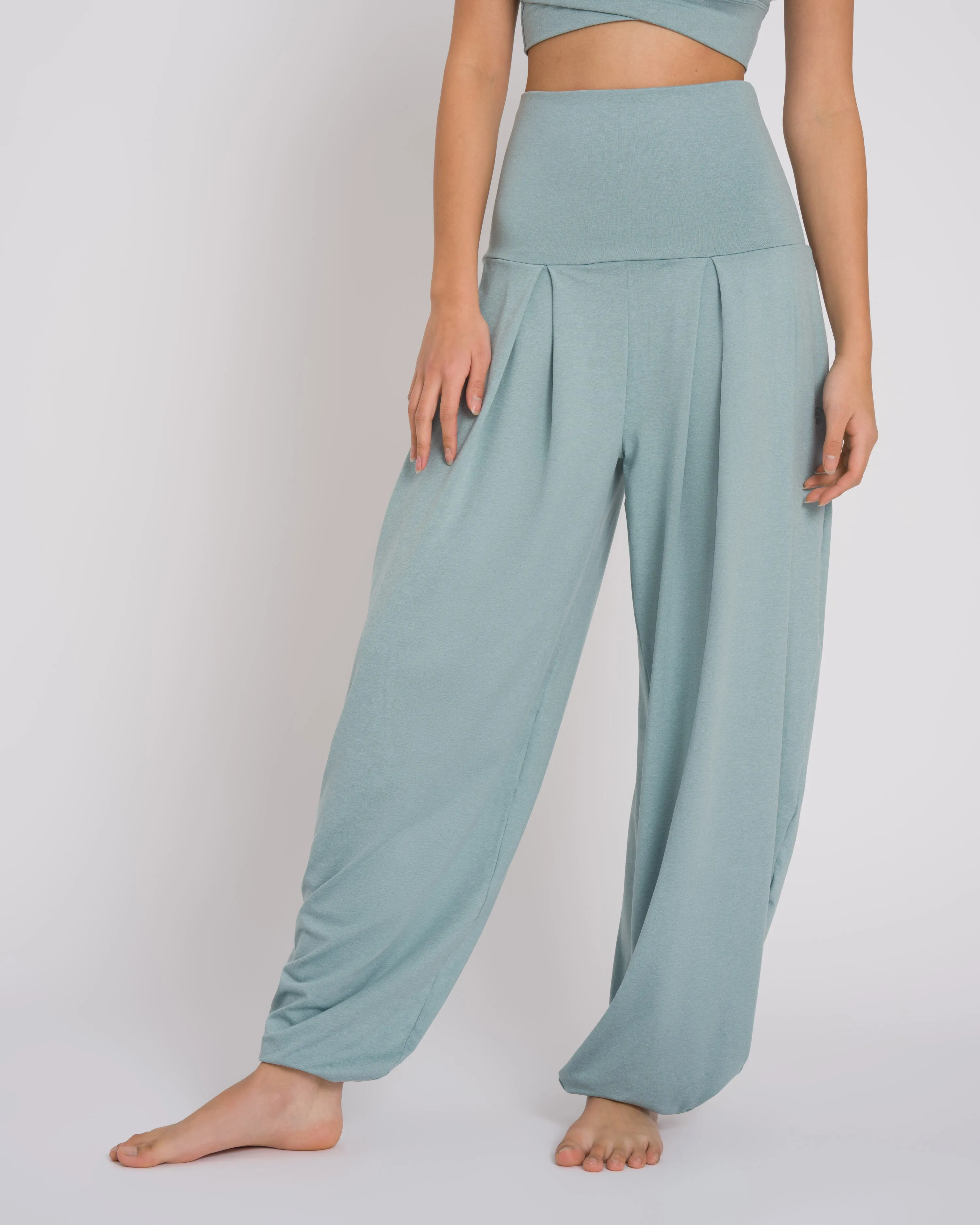 Dahlia Balloon Pant sold by Oceansapart product image thumbnail 3