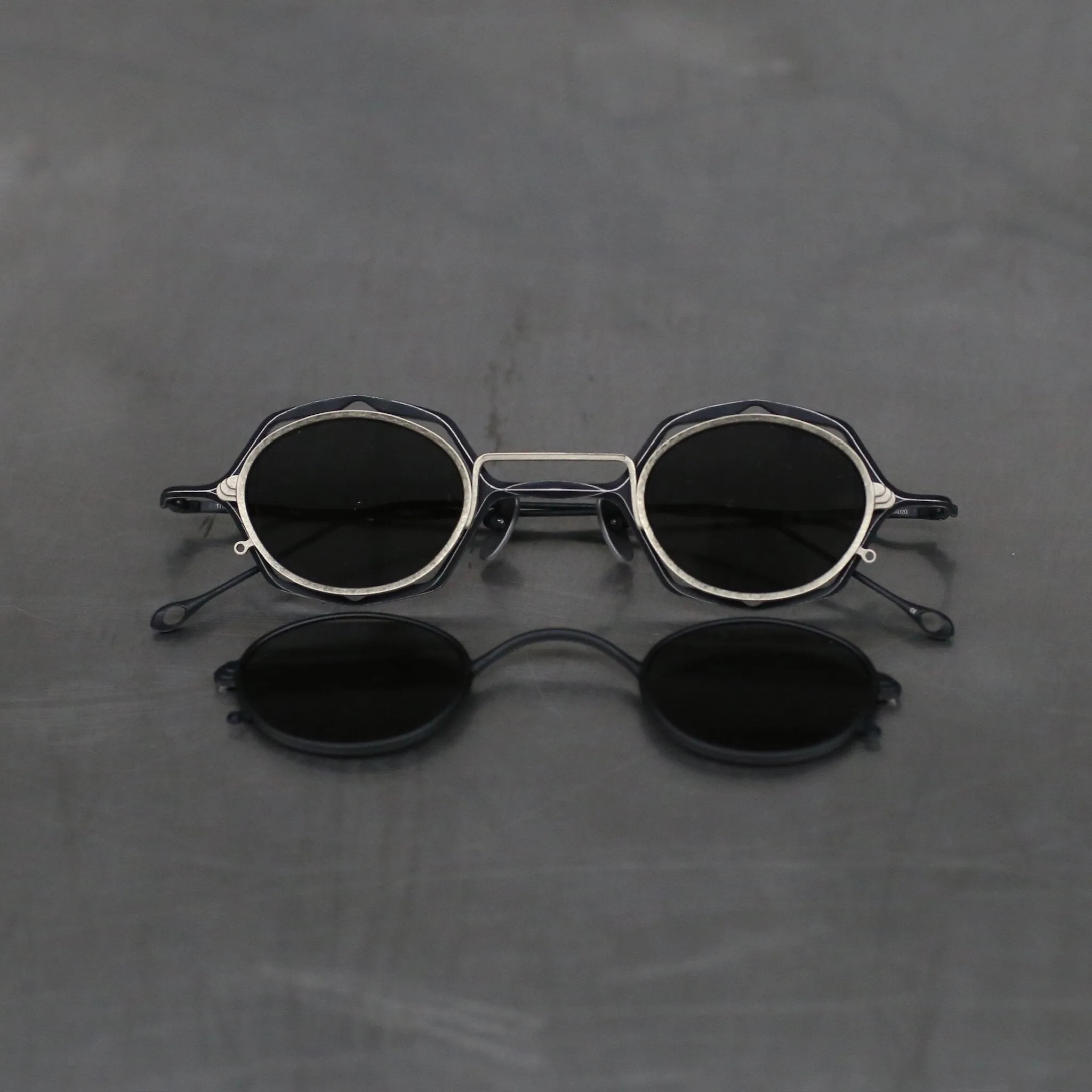 RIGARDS RG1948ZC BOX SET Series High-Quality Handcrafted Titanium Clip-on Sunglasses RG-RG1948ZC BOX SET-GHJTMSH (ANTIQUE BLACK + ANTIQUE GOLD CLEAR + D.GRAY LENS) sold by Common Place