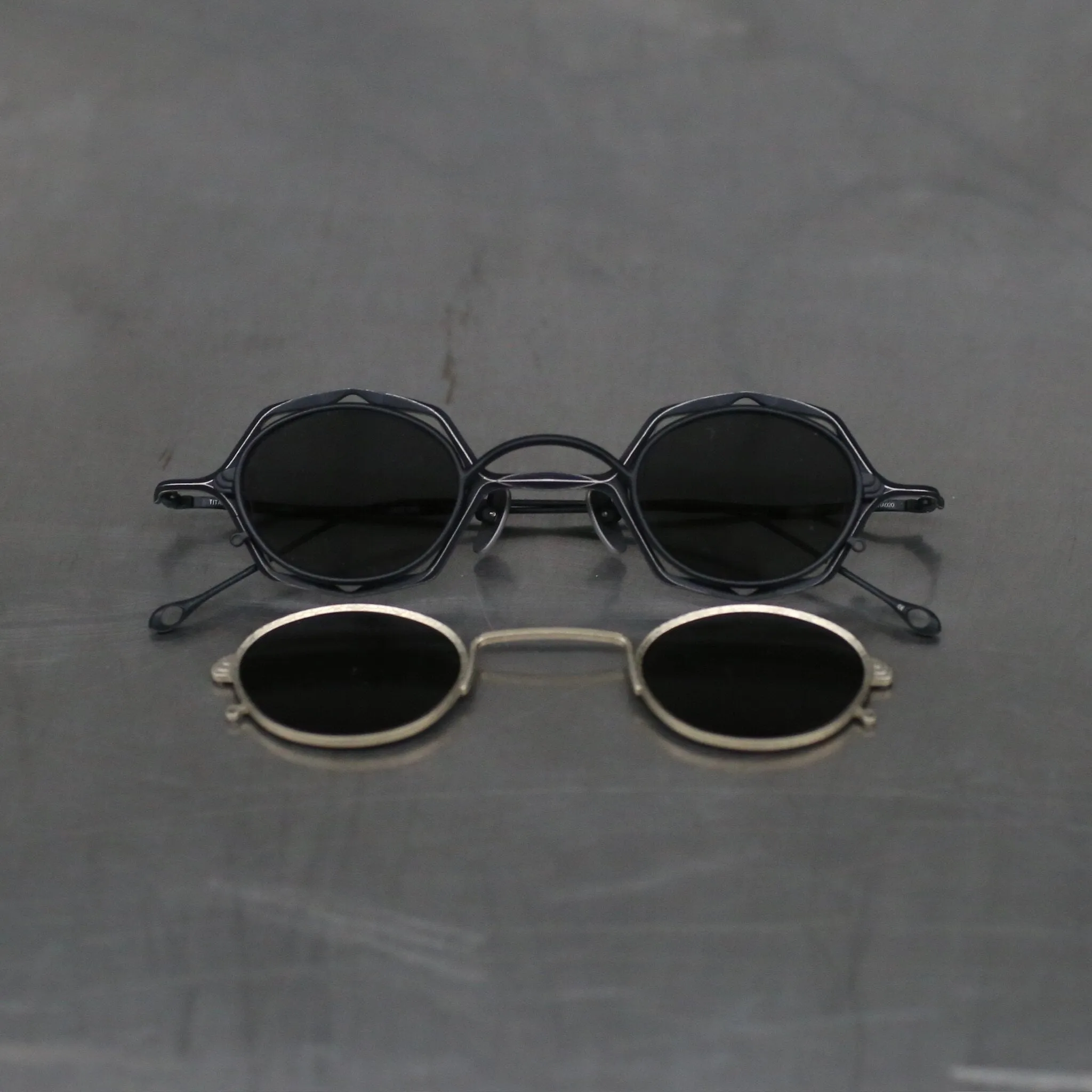 RIGARDS RG1948ZC BOX SET Series High-Quality Handcrafted Titanium Clip-on Sunglasses RG-RG1948ZC BOX SET-GHJTMSH (ANTIQUE BLACK + ANTIQUE GOLD CLEAR + D.GRAY LENS) sold by Common Place product image thumbnail 2