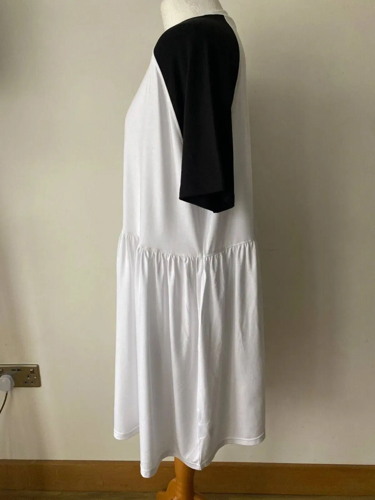 Missguided Plus Full Skirt Contrast Dress Size 20 White and Black Sleeves sold by eAura product image thumbnail 2