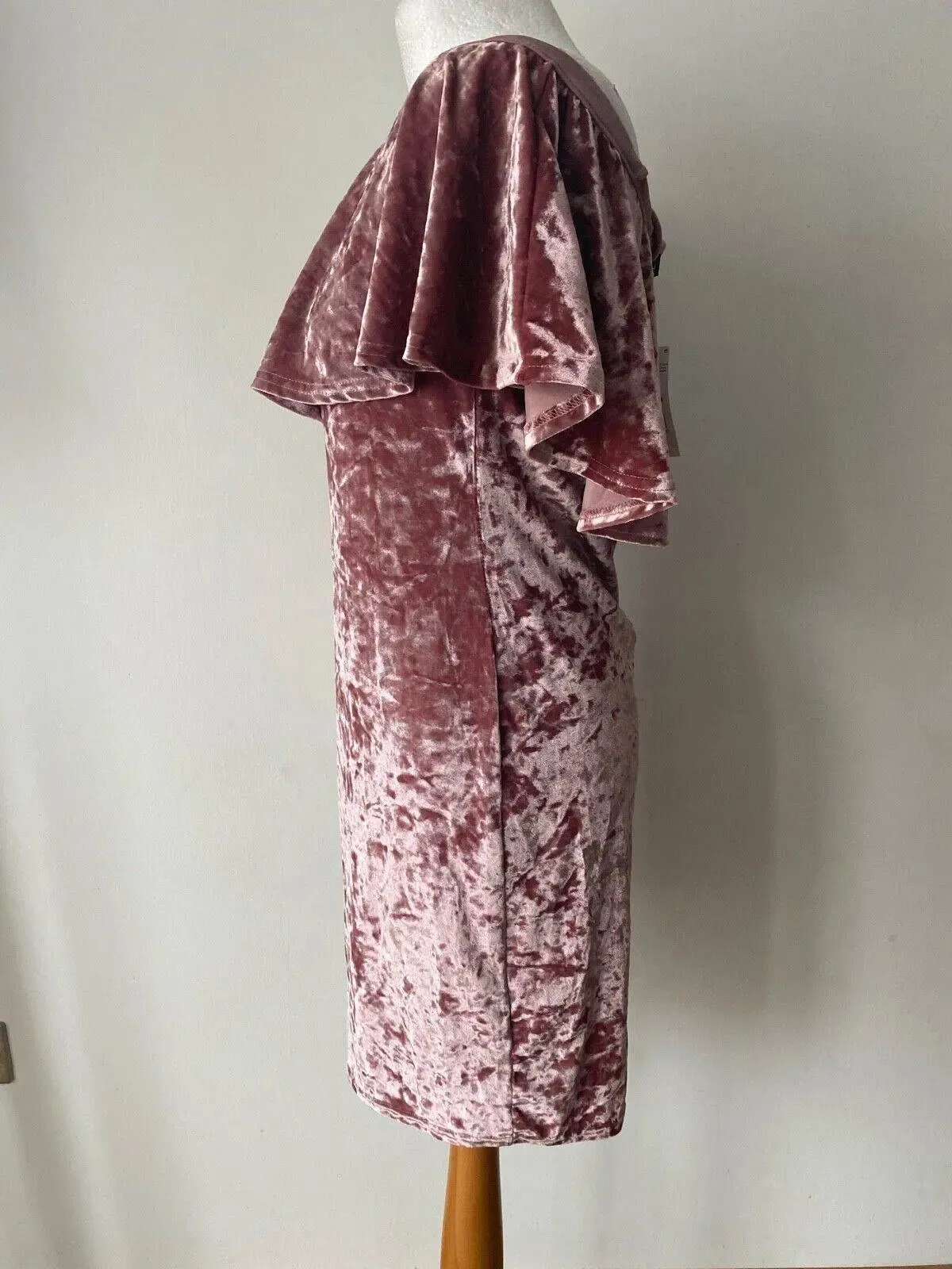 Blanco by QUIZ Pink Crushed Velvet Off The Shoulders Dress sold by eAura product image thumbnail 2