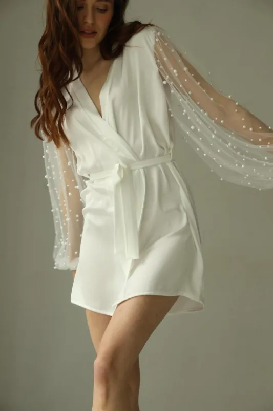 Cassidy - White short sold by The Robe