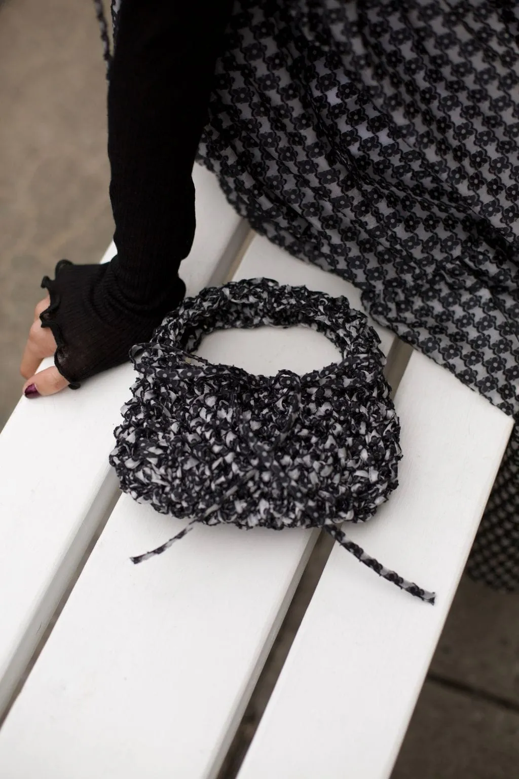 Large Knitted Bag Daisy Black and White sold by Eliza Faulkner product image thumbnail 3