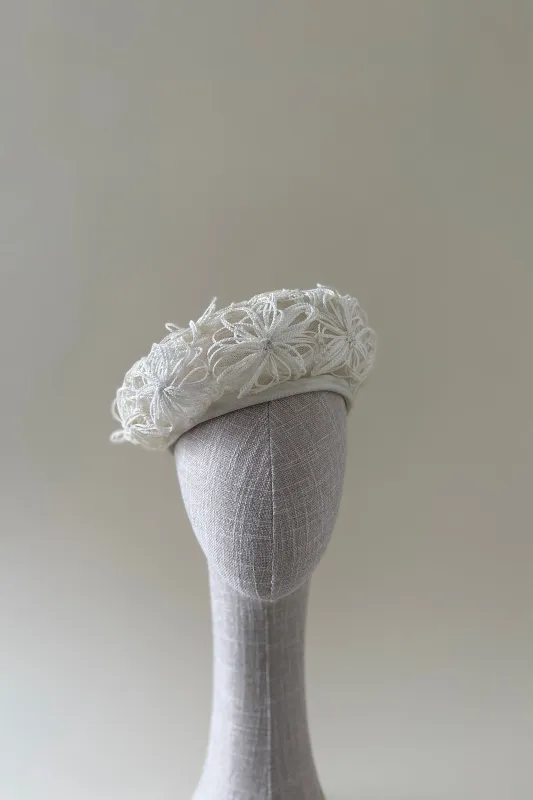 Vintage hat #011 | 1960's white tulle beret with white straw flower details made by Heirloom Hats
