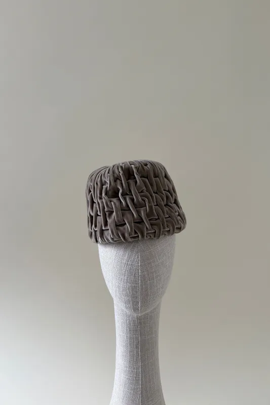 Vintage hat #041 | 1960's Taupe velvet toque bubble hat made by Heirloom Hats