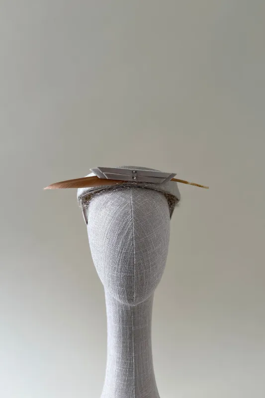Vintage hat #027 | 1950's Greige cocktail hat with feather and veil made by Heirloom Hats