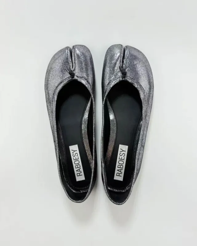 Cracked Tabi Ballet Flats sold by Raboesy