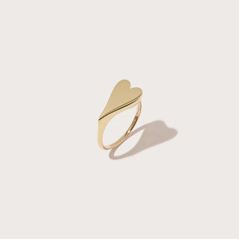 Heart Signet Ring with Complimentary Hand Engraving made by Otiumberg