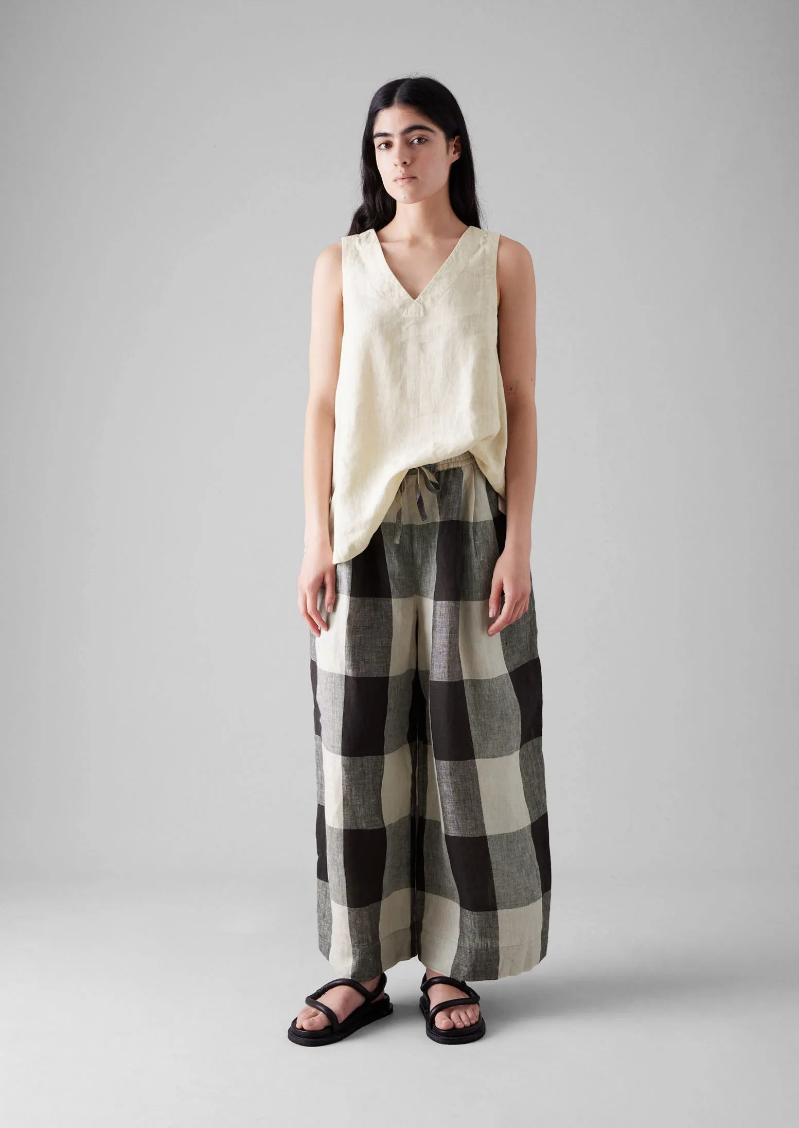 Garment Dyed Linen V-Neck Tank | Oat sold by TOAST product image thumbnail 4