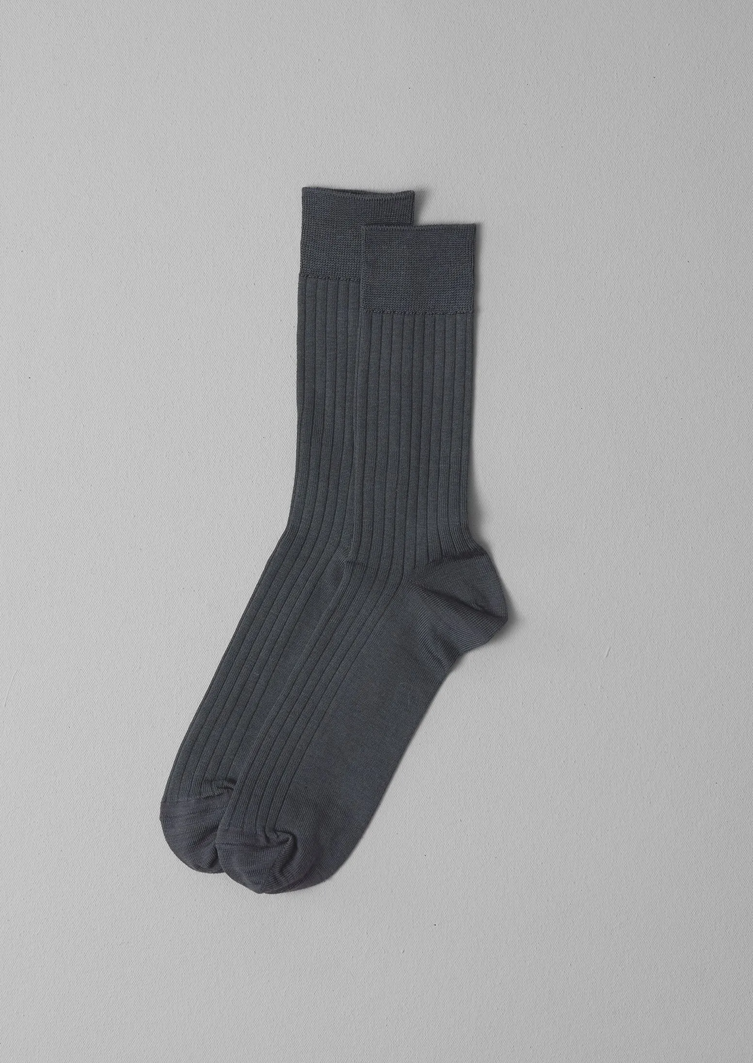 Nishiguchi Kutsushita Silk Cotton Ribbed Socks | Charcoal sold by TOAST