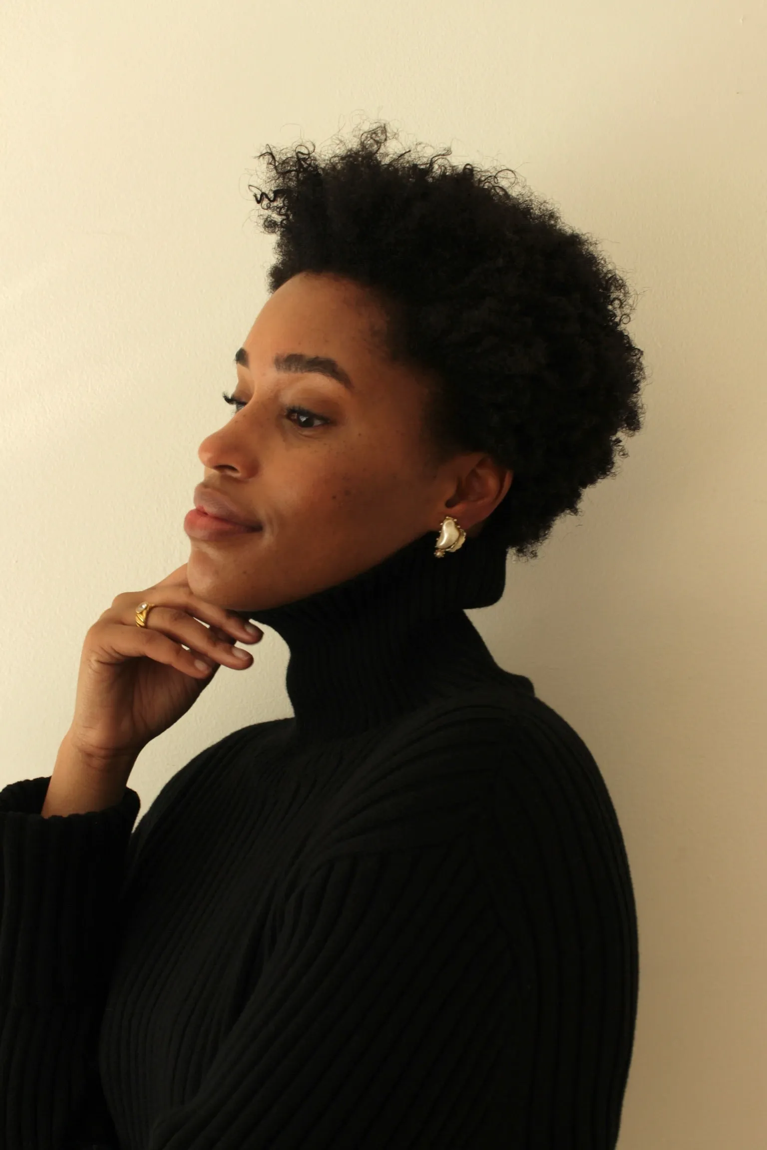 Delicate Vintage Faux Baroque Pearl & Gold Feather Earrings sold by NA NIN product image thumbnail 2