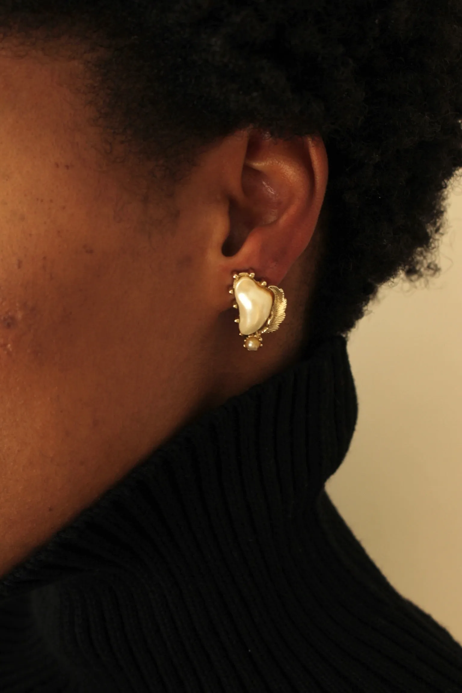 Delicate Vintage Faux Baroque Pearl & Gold Feather Earrings sold by NA NIN product image thumbnail 3