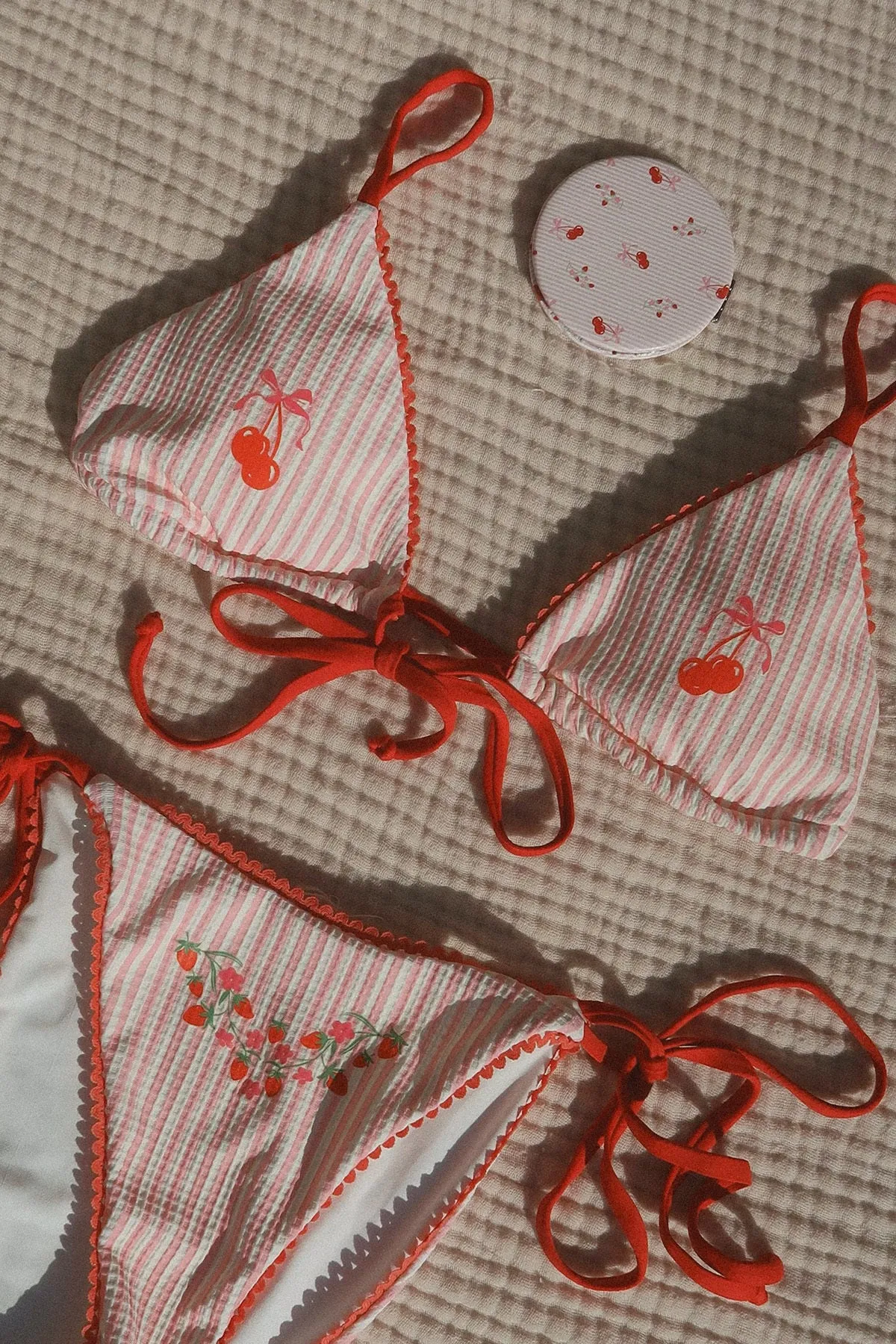 Compact Mirror sold by Dippin Daisy’s product image thumbnail 3