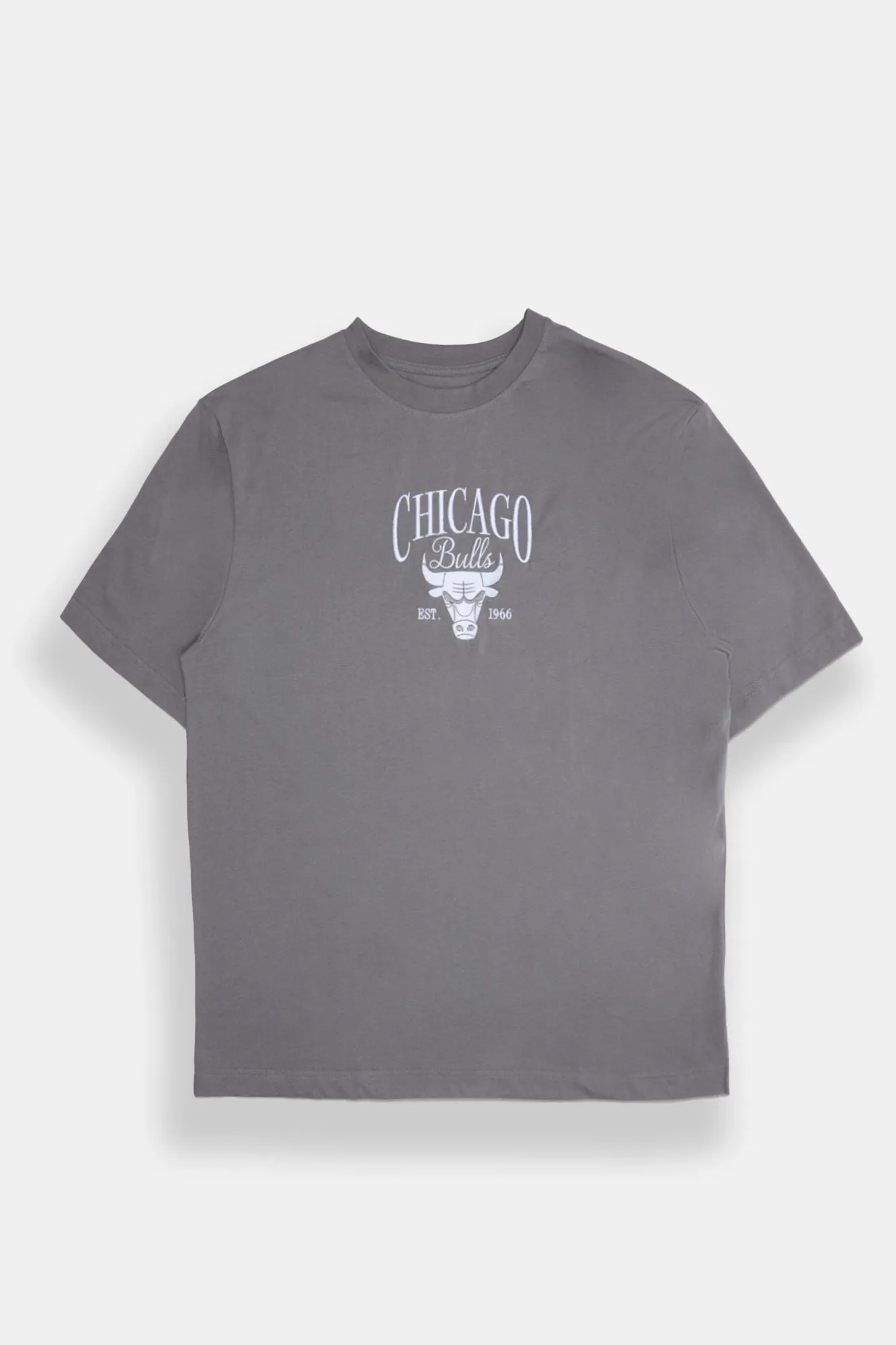 T-shirt surdimensionné brodé Chicago Bulls sold by West49 product image thumbnail 2