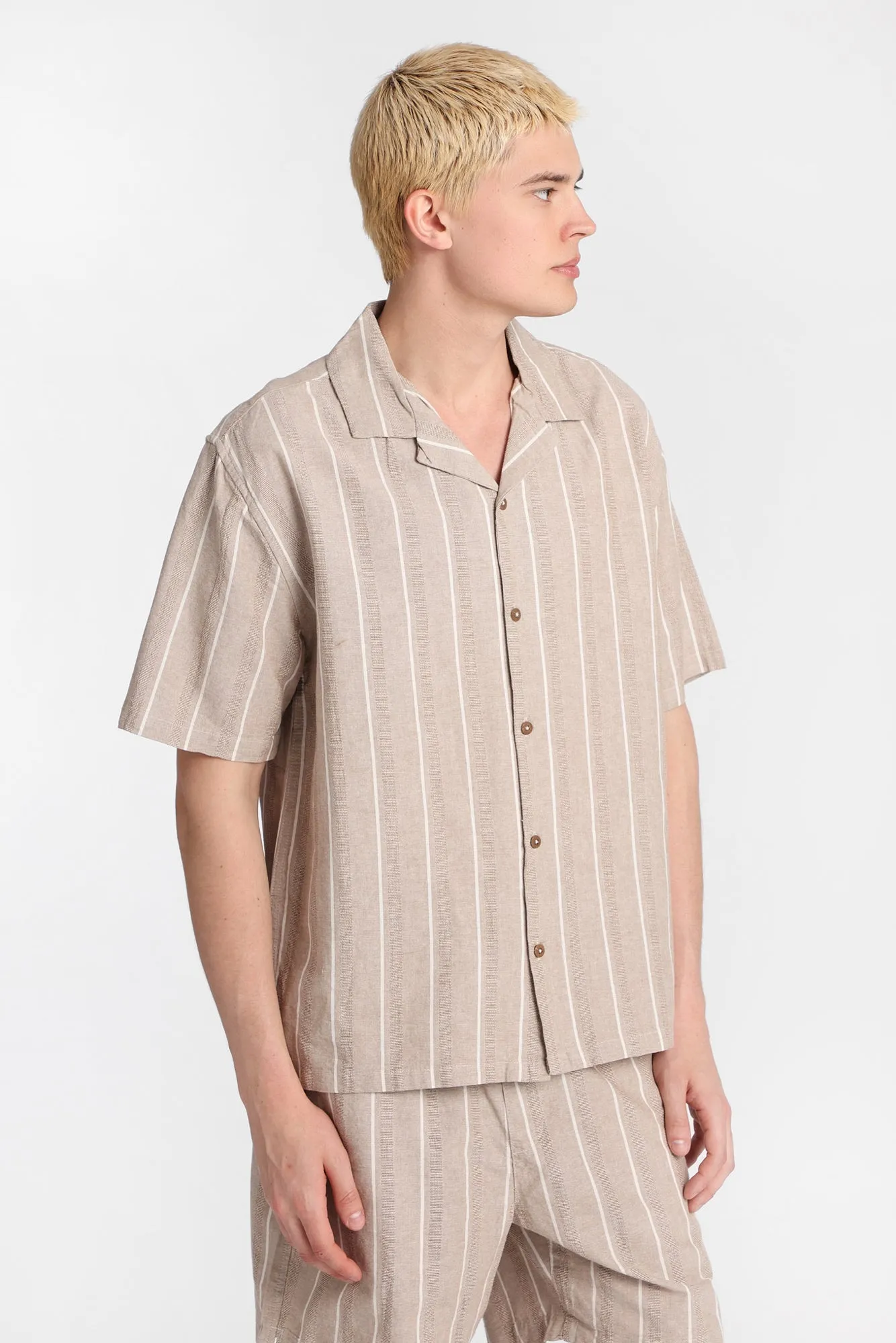 Chemise boutonnée à rayures texturées sold by West49