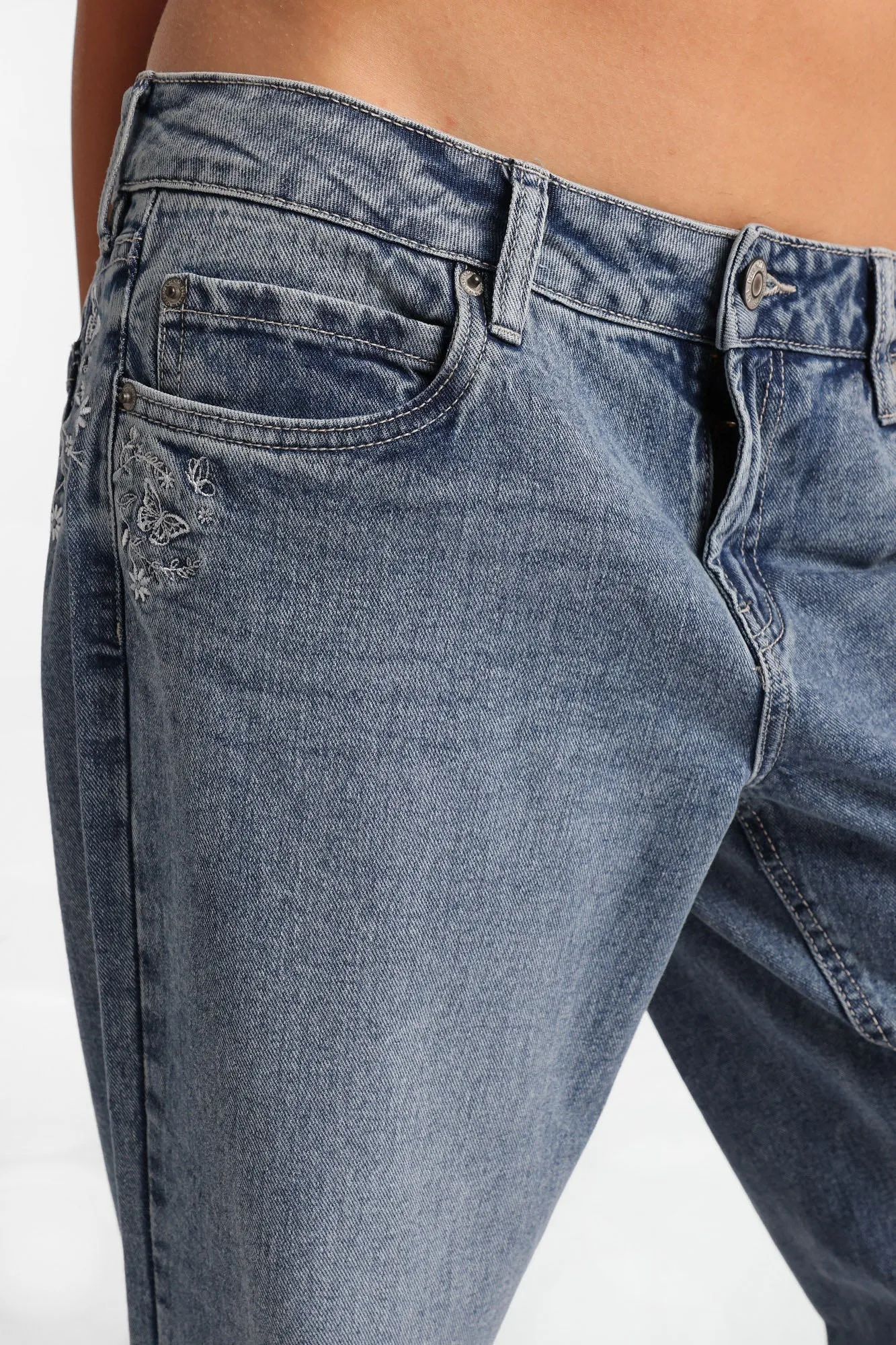 Jean ample taille basse Chloe avec papillons brodés sold by West49 product image thumbnail 3