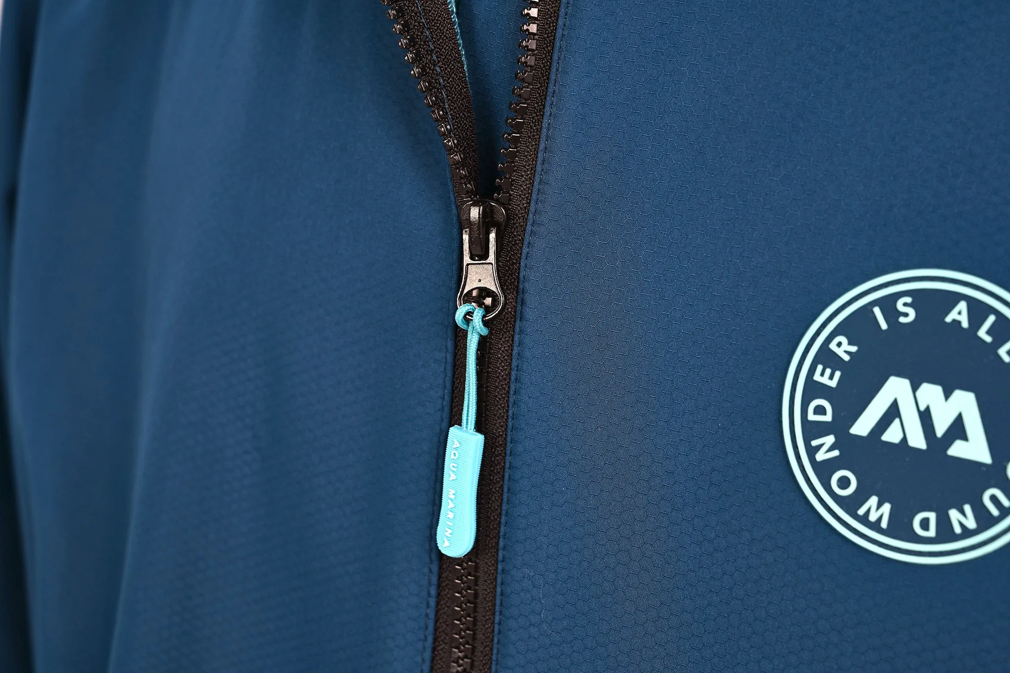 Water-Repellent Thermal Poncho - Medium|-|Poncho thermique hydrofuge - Moyen sold by Altitude Sports product image thumbnail 3