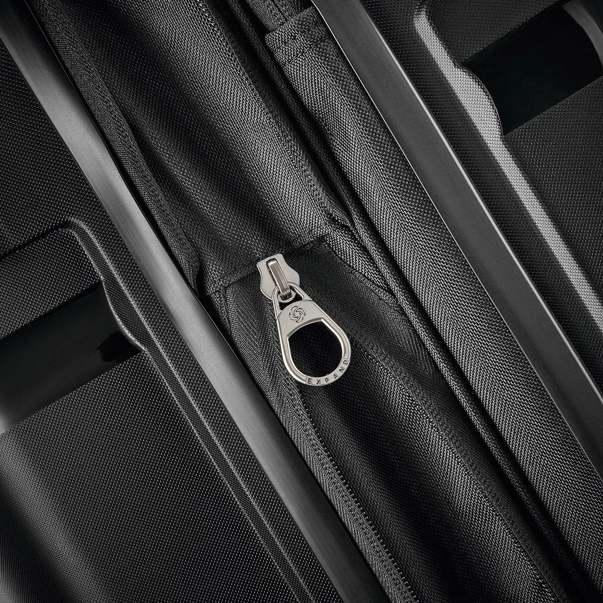 Outline Pro Spinner Expandable Medium Luggage|-|Valise extensible Outline Pro Spinner Moyen sold by Altitude Sports product image thumbnail 2