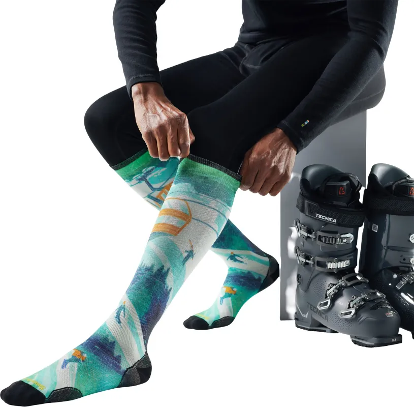 Ski Zero Cushion Ski Day Print Over The Calf Socks - Men's|-|Chaussettes de ski sous‑genou à coussin zéro avec imprimé Ski Day - Homme sold by Altitude Sports