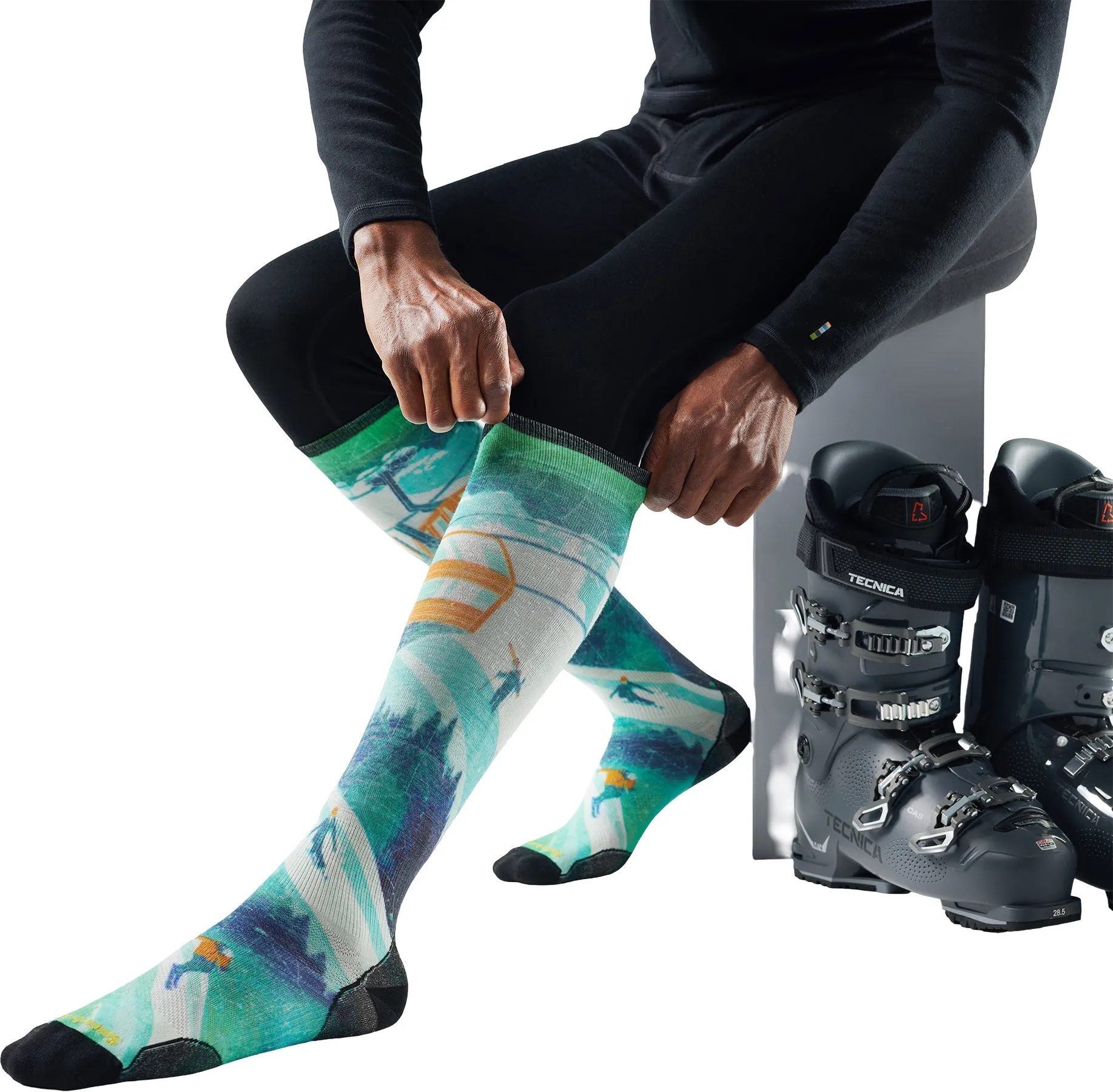 Ski Zero Cushion Ski Day Print Over The Calf Socks - Men's|-|Chaussettes de ski sous‑genou à coussin zéro avec imprimé Ski Day - Homme sold by Altitude Sports