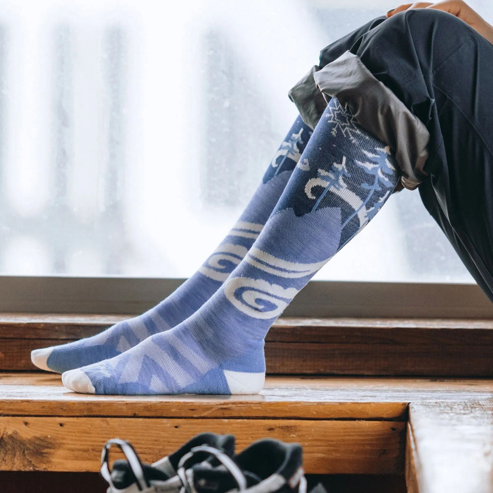 Swirlwind Over-the-Calf Lightweight Ski and Snowboard Socks - Women's|-|Chaussettes de ski et de planche à neige mi-hautes légères Swirlwind - Femme sold by Altitude Sports product image thumbnail 2