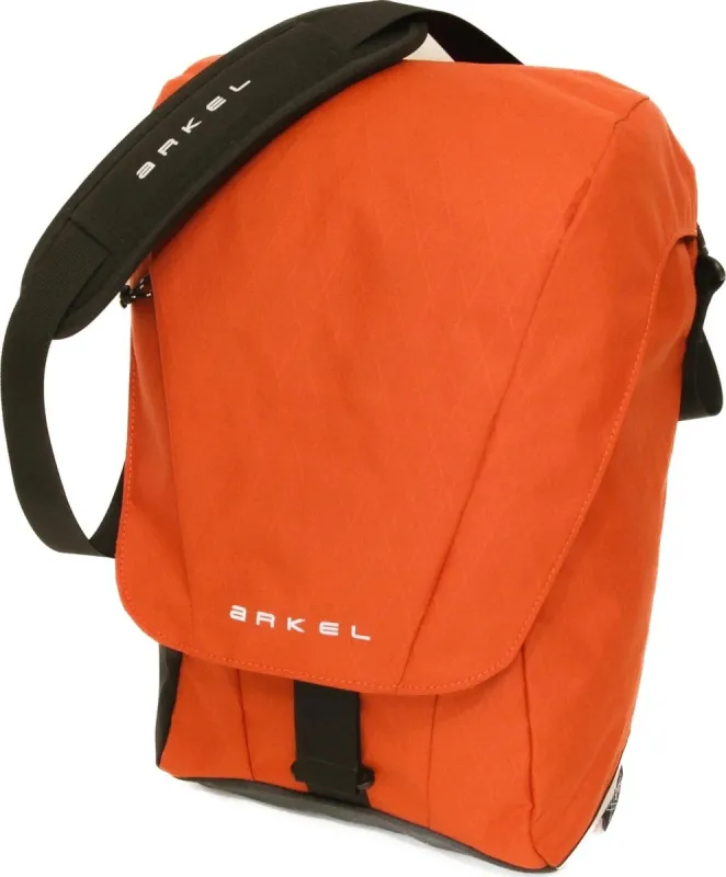 Signature C Urban Pannier 16L|-|Sacoche de vélo urbain Signature C 16L sold by Altitude Sports