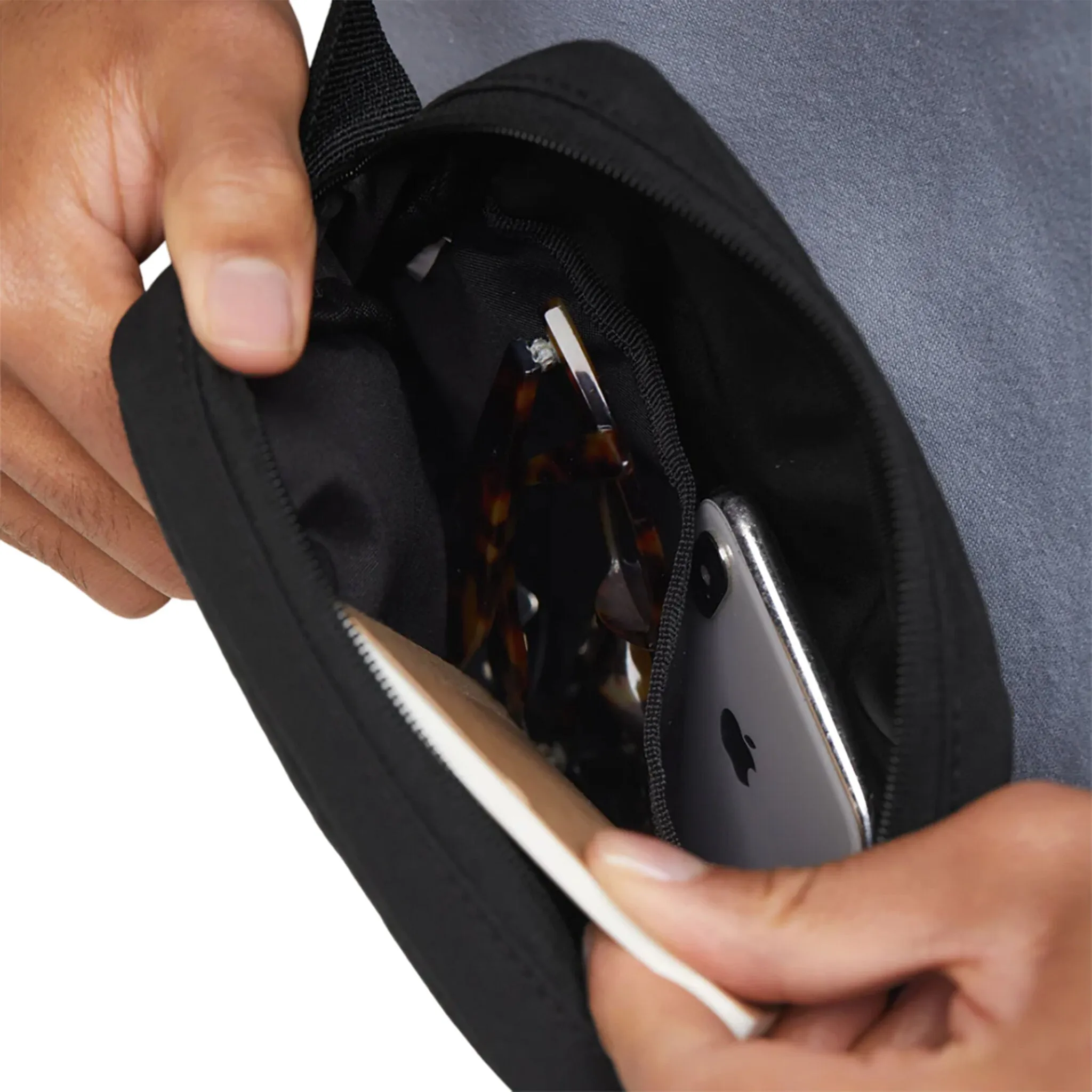 Crossbody Bag 2.2L|-|Sac à bandoulière 2.2L sold by Altitude Sports product image thumbnail 3