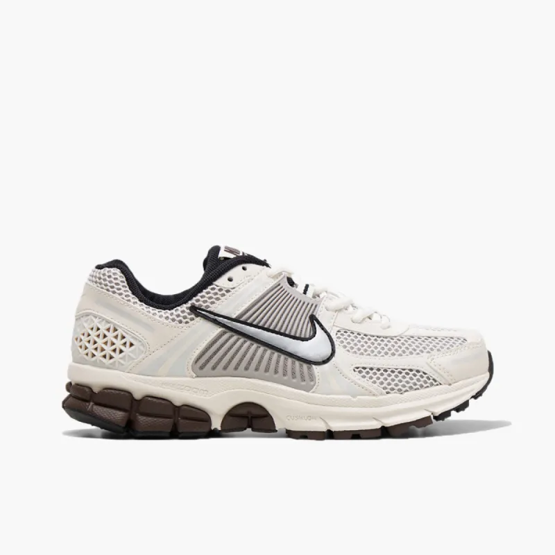 Nike Women's Zoom Vomero 5 Phantom / Metallic Platinum - Light Iron Ore sold by Livestock