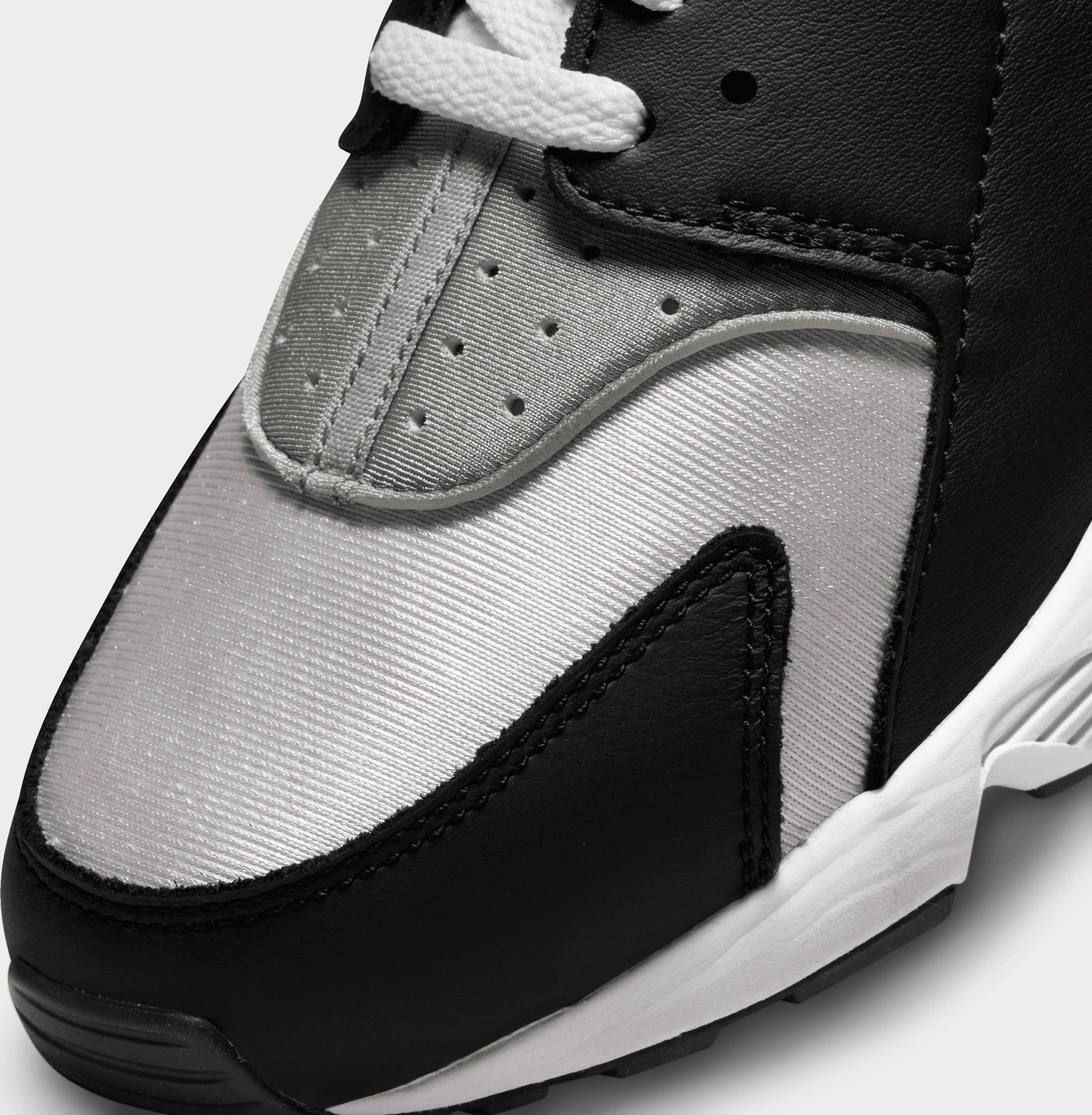 Nike Air Huarache Black / White - Neutral Grey sold by JD Sports product image thumbnail 4