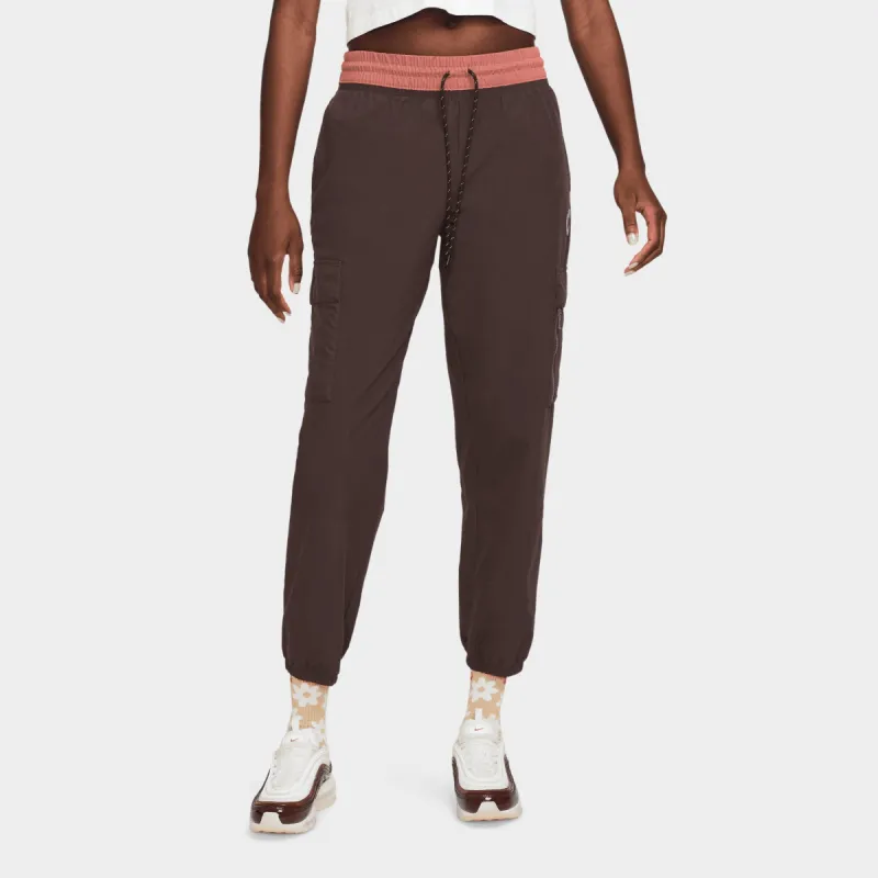 Nike Women's Sportswear Club Woven Cargo Pants SU Brown Basalt / Canyon Rust made by Nike