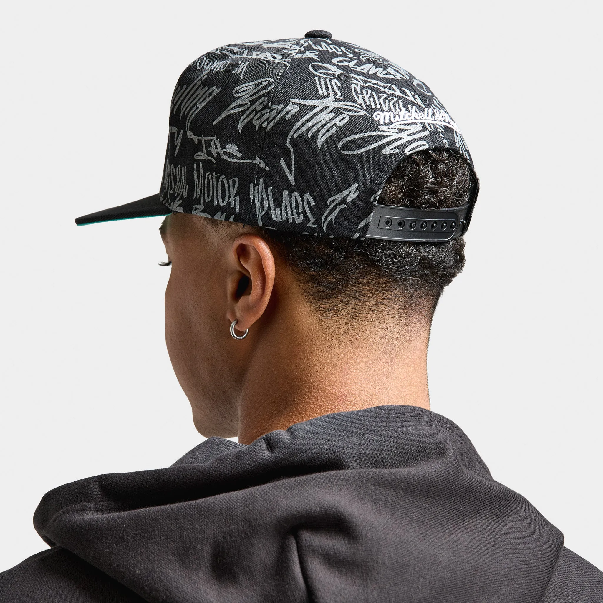 Mitchell & Ness Vancouver Grizzlies Meaningful Words Snapback / Black sold by JD Sports product image thumbnail 2