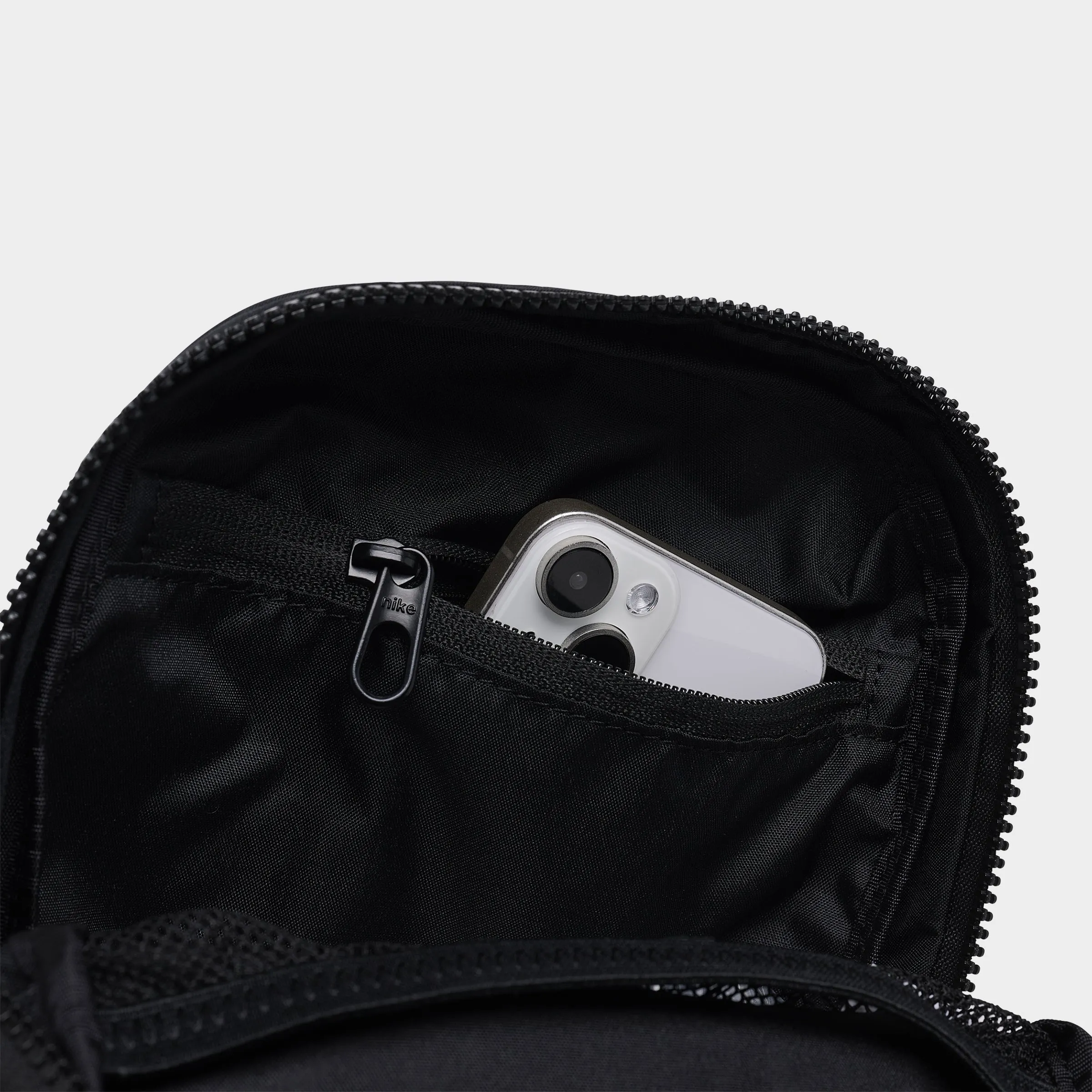 Nike Aura Crossbody Bag (2L) Black / Matte Silver sold by JD Sports product image thumbnail 4