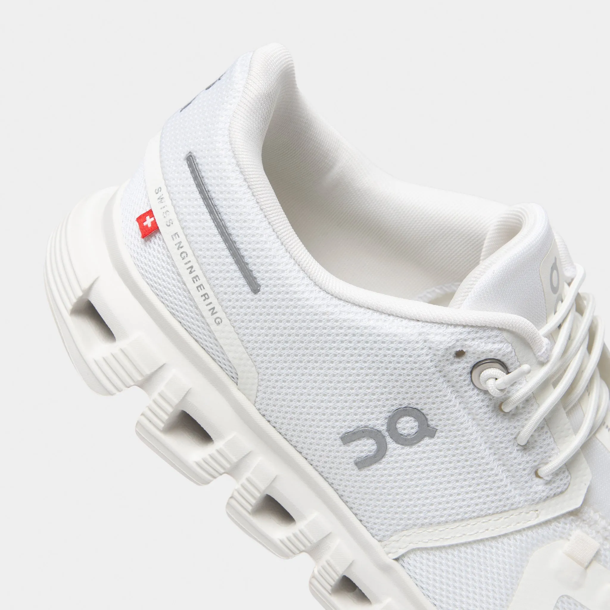 On Women's Cloud 6 White / White sold by JD Sports product image thumbnail 3