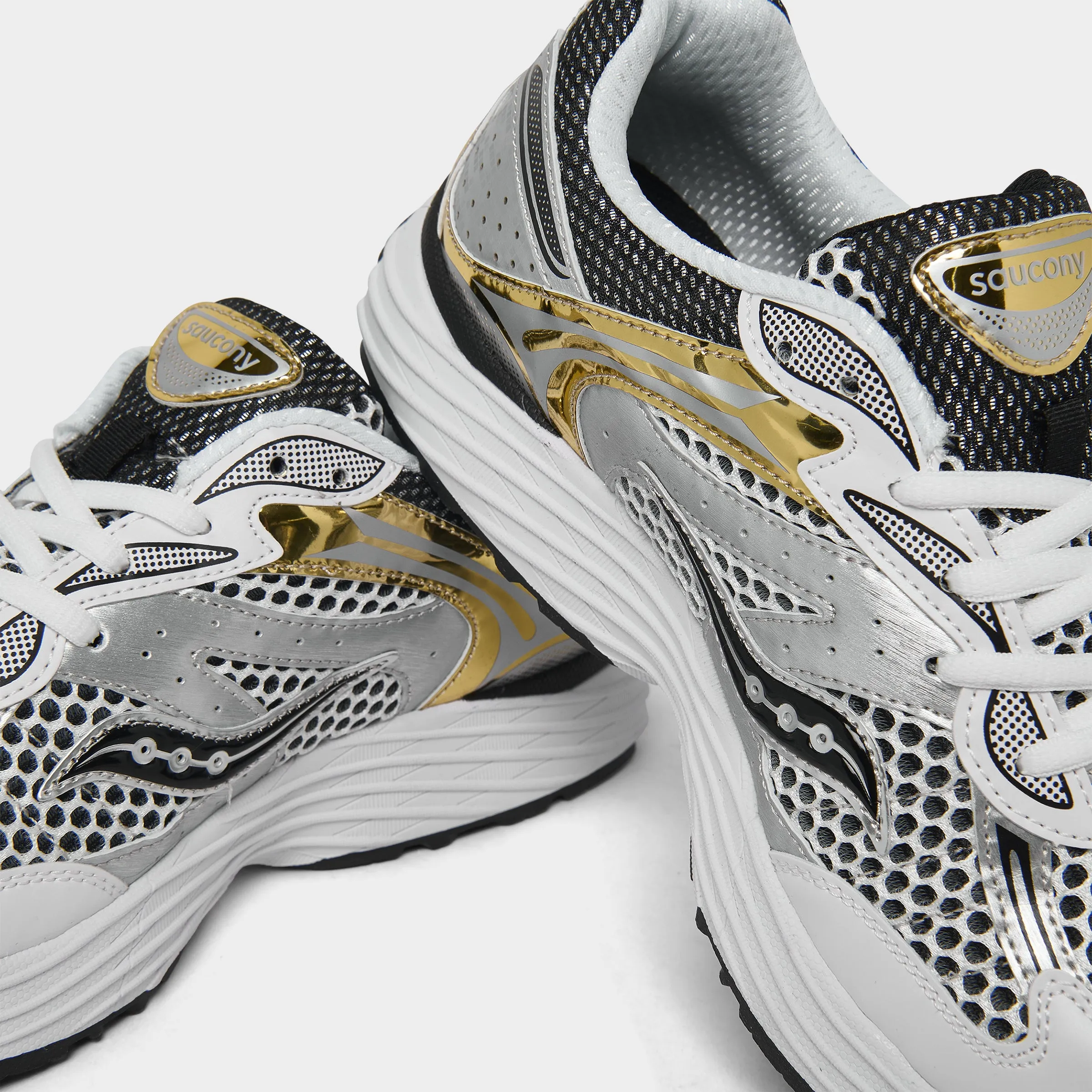 Saucony Juniors' Omni 9 White / Gold - Silver sold by JD Sports product image thumbnail 3