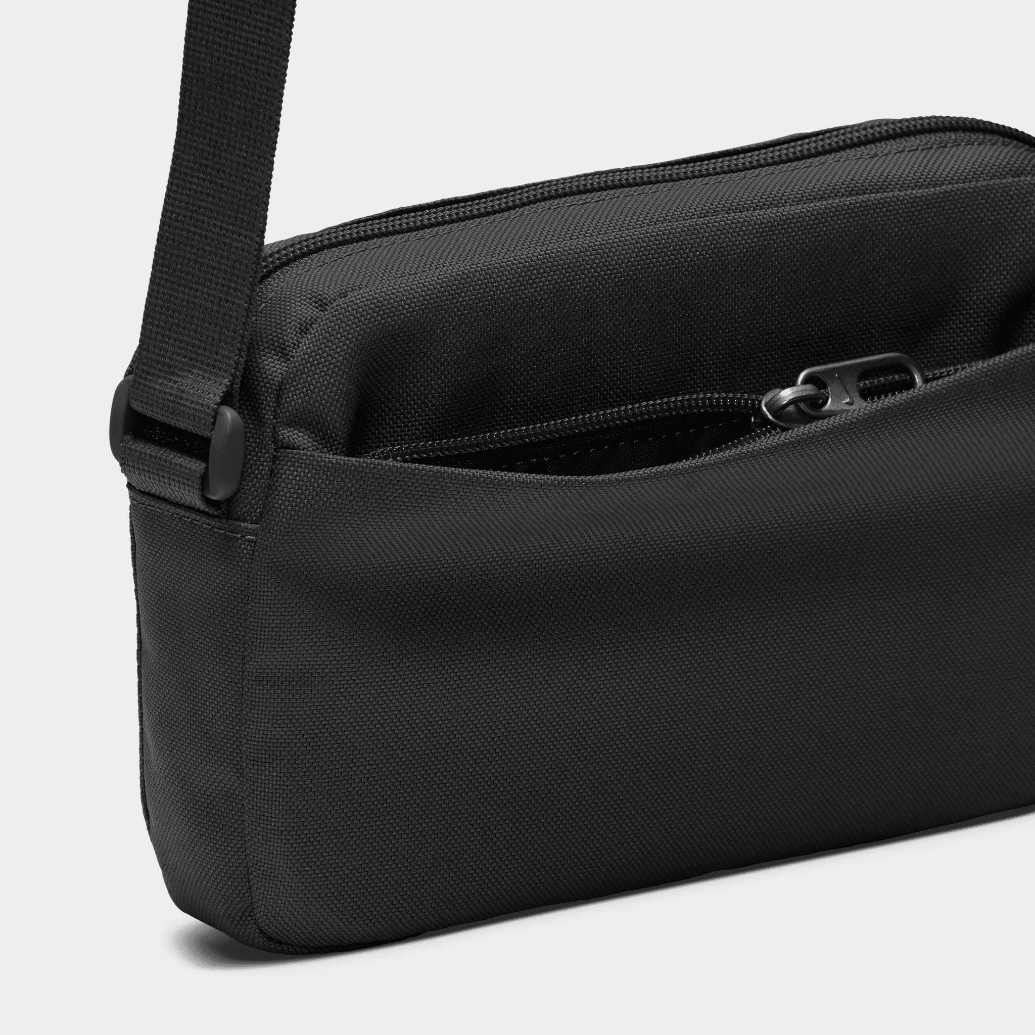 Nike Heritage Crossbody Bag 2.0 Black / White sold by JD Sports product image thumbnail 4