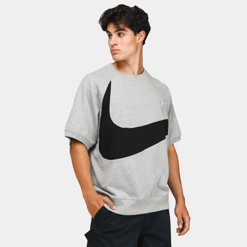 Nike Sportswear Swoosh Short Sleeve Crewneck Dark Grey Heather / Black made by JD Sports