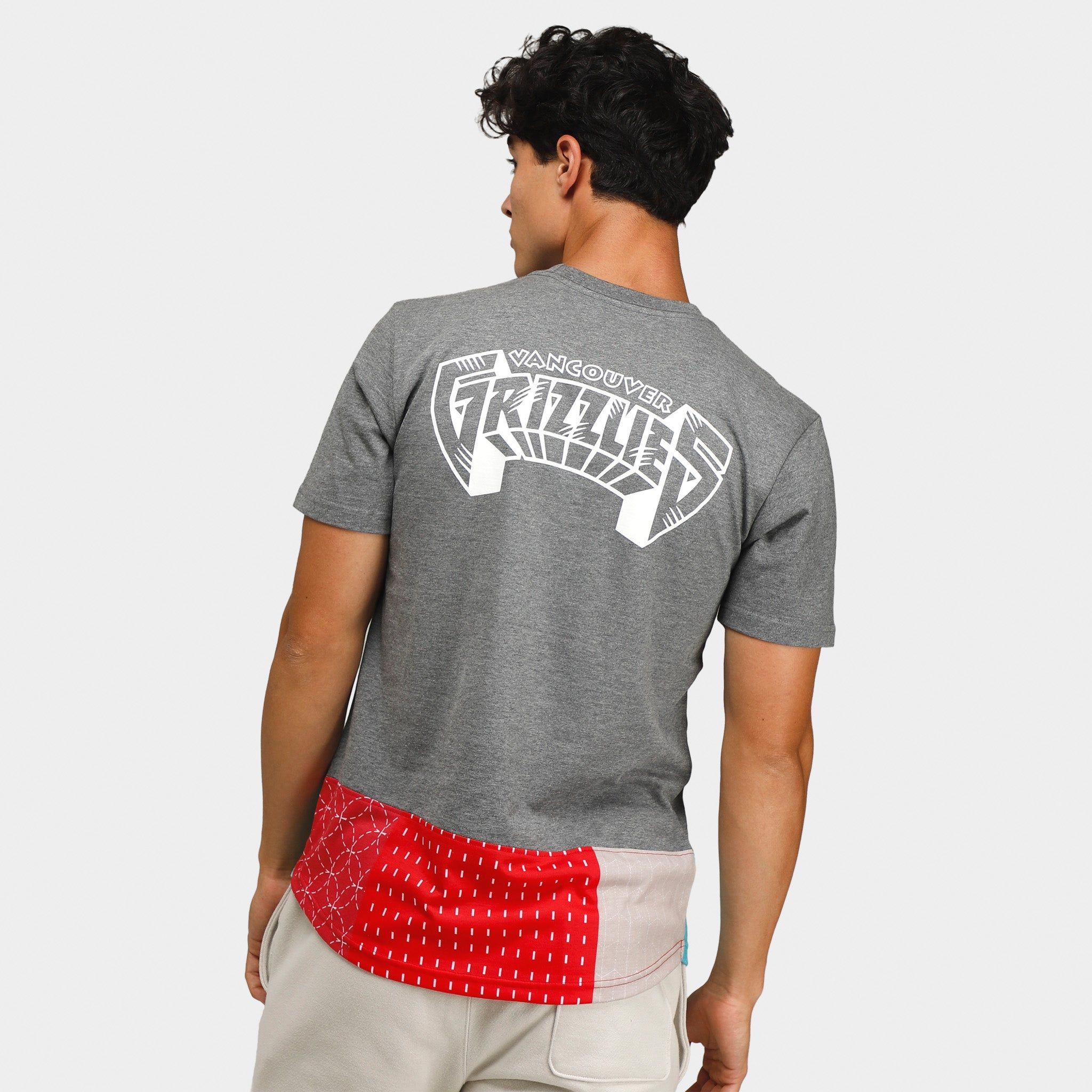 Mitchell & Ness Vancouver Grizzlies Bandana T-shirt / Grey sold by JD Sports product image thumbnail 2