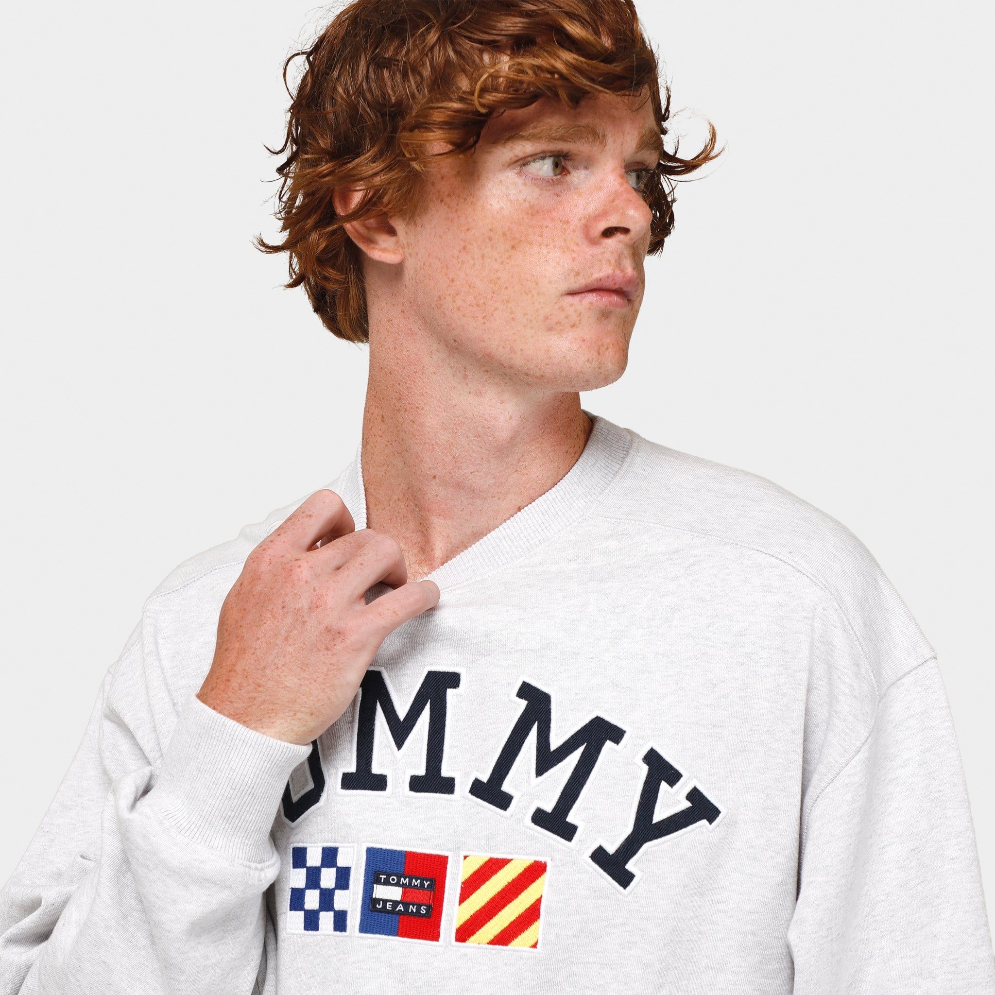 Tommy Jeans Archive Boxy Fit Logo Crewneck / Silver Grey Heather sold by JD Sports product image thumbnail 3