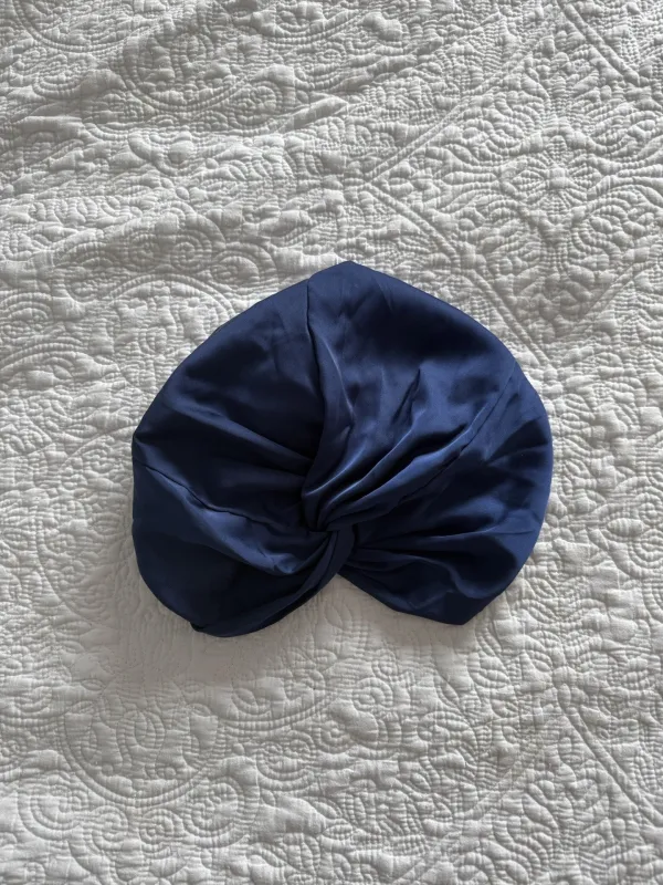 Bonnet En Satin Bleu Foncé made by Boutique Elena