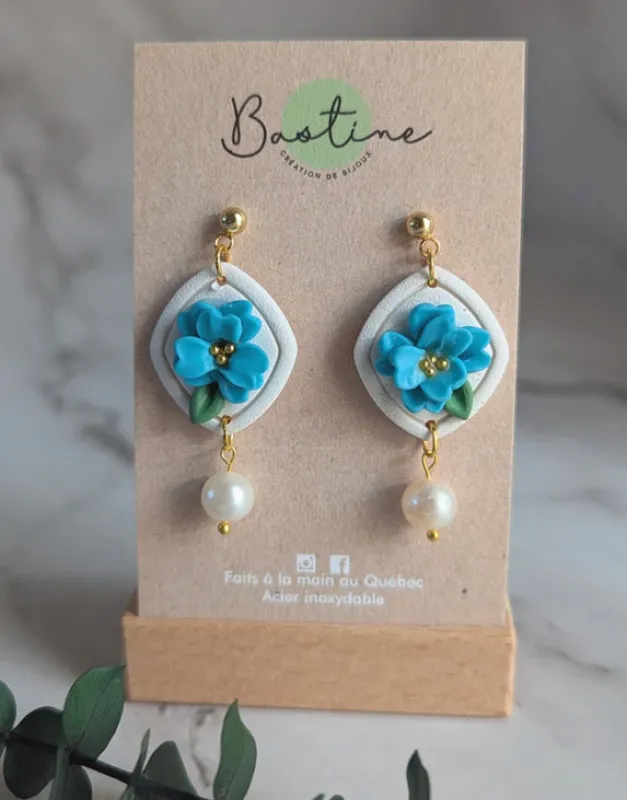 Boucles D'oreilles Pendantes Blanches Fleurs Bleues & Perles sold by Boutique Elena