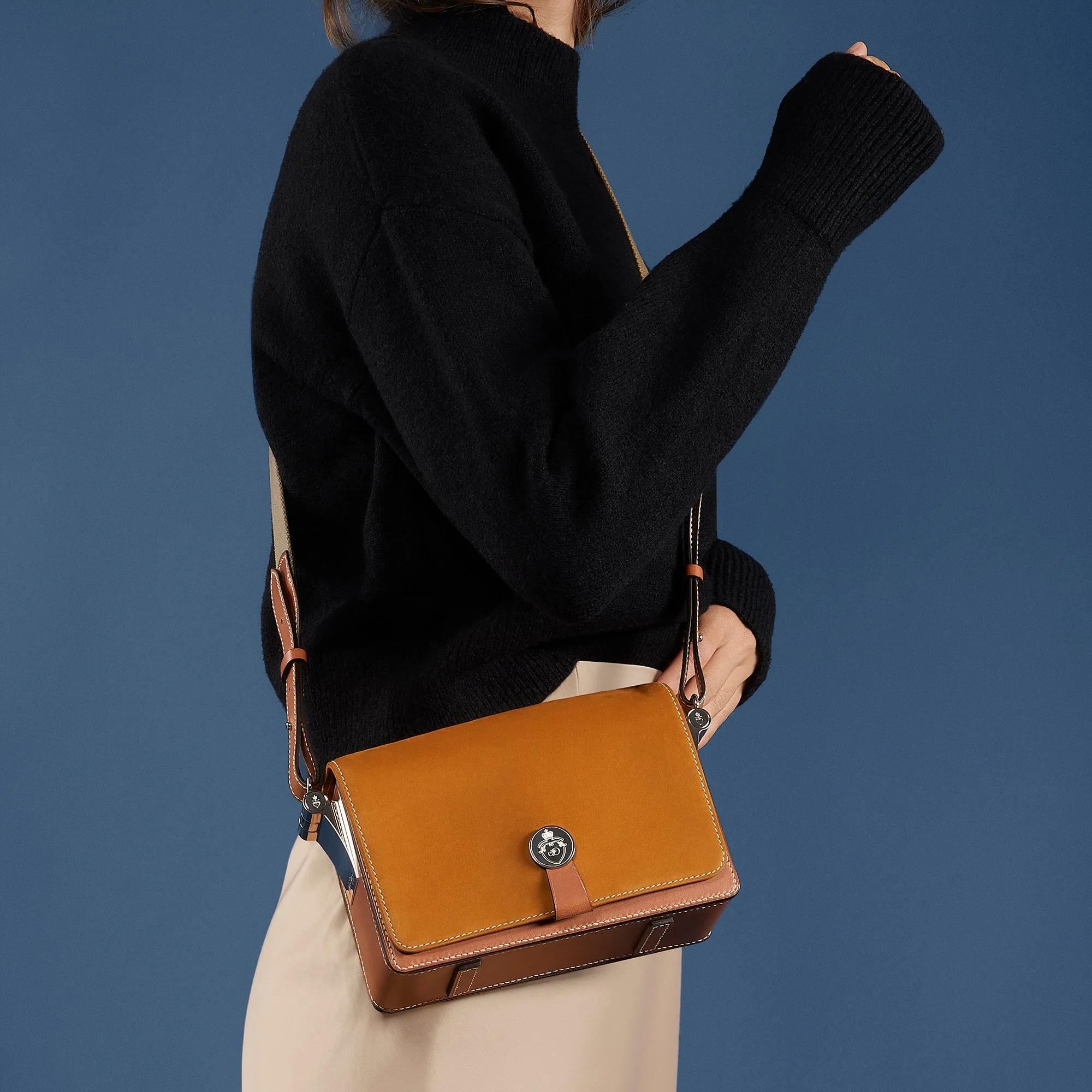 Saint-Clair Messenger in Miel Arpège leather sold by Joseph Duclos product image thumbnail 2