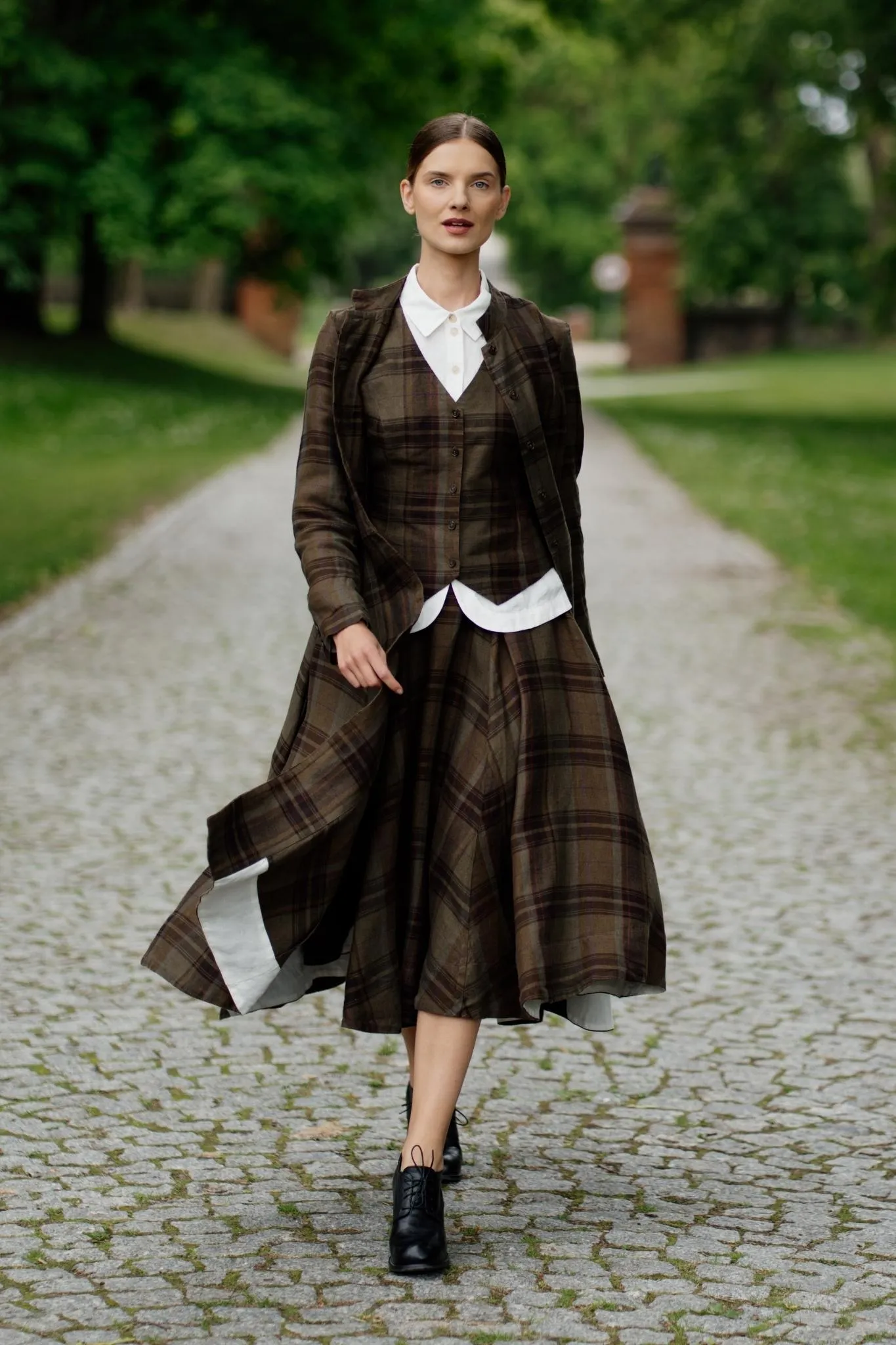 Jane – Fitted Linen V-Neck Vest sold by Son de Flor