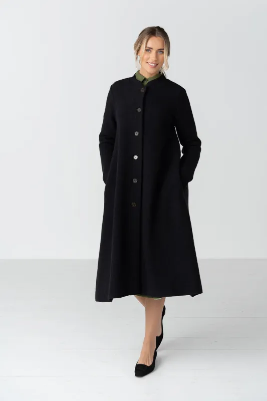 Classic – Virgin Wool Coat with Thumbhole Sleeves made by Son de Flor