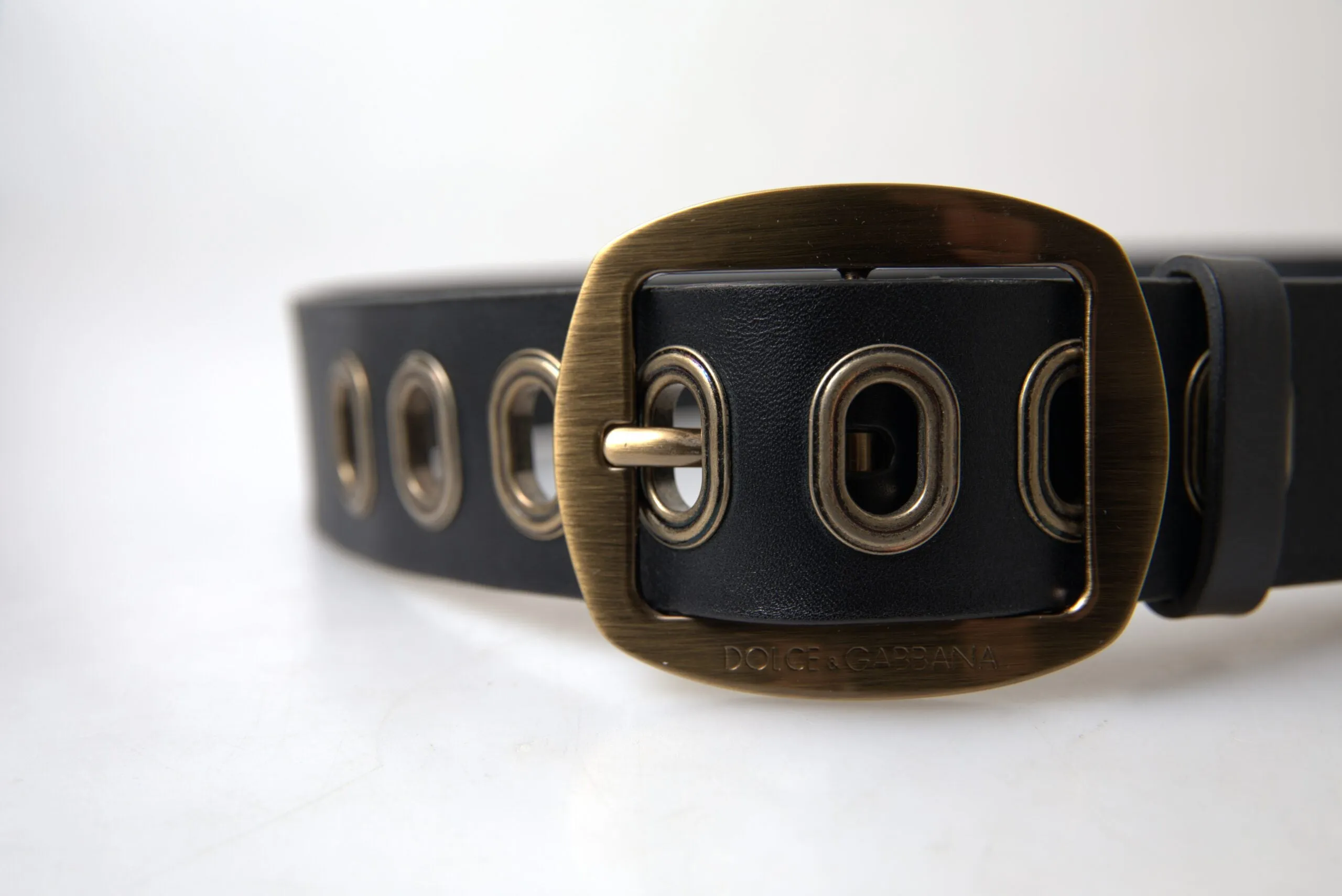 Sleek Italian Leather Belt with Metal Buckle sold by Louxly product image thumbnail 3