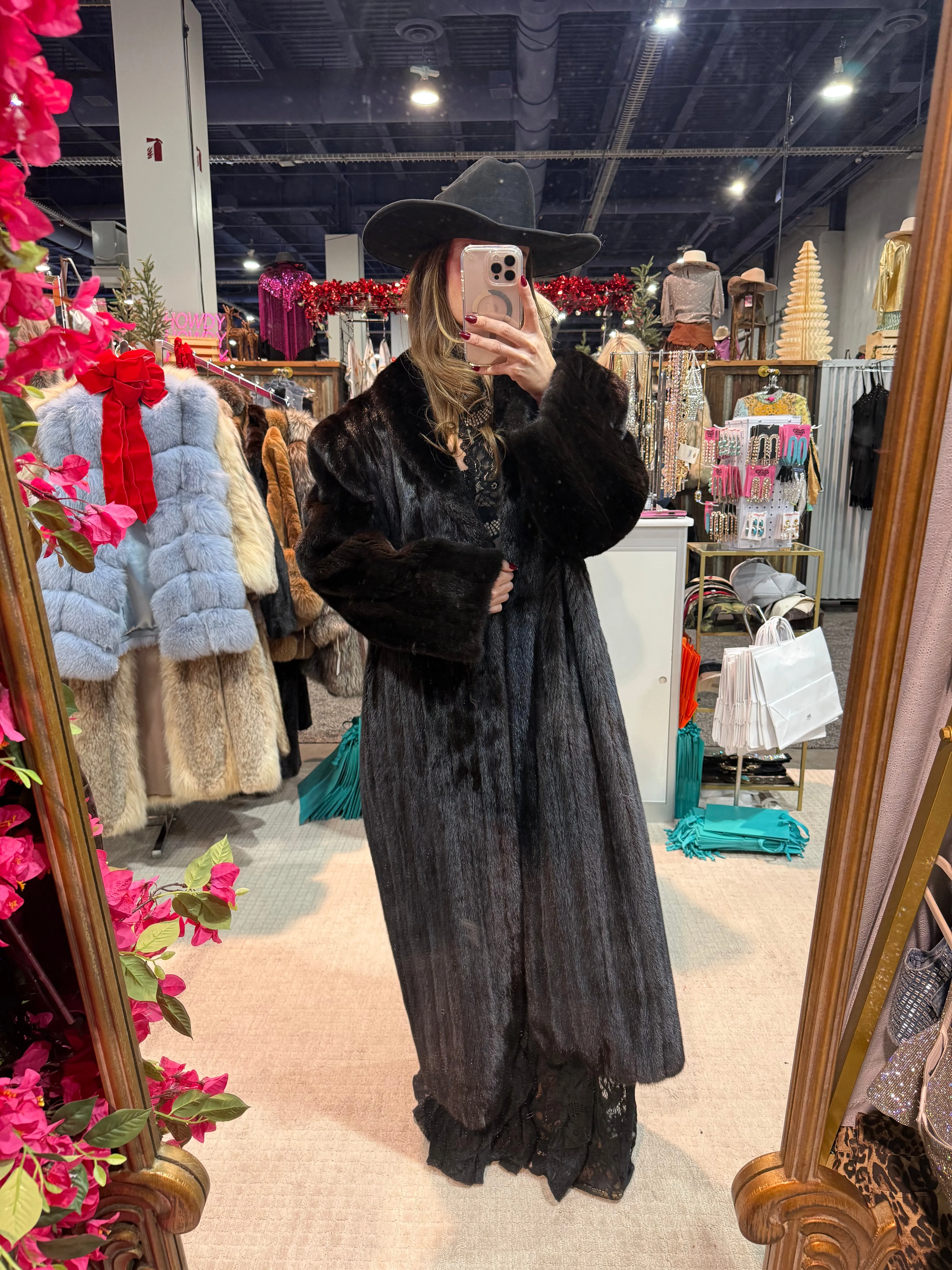 #157 Vintage Ranch Mink Coat - Size L/XL sold by Glitzy Bella product image thumbnail 4