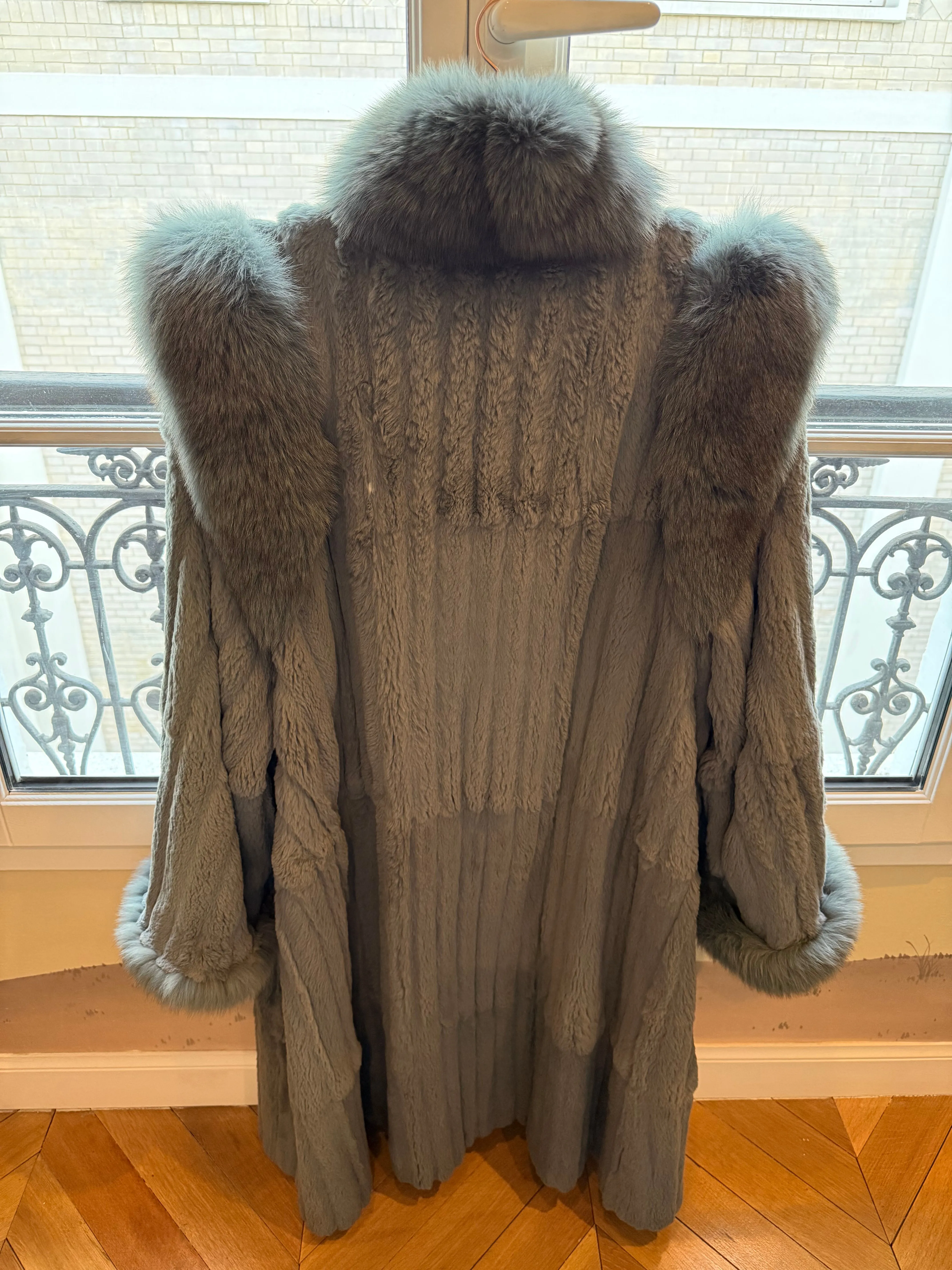 #GB57 Vintage Dyed Beaver w/ Fox Fur Coat - Size Medium sold by Glitzy Bella product image thumbnail 5